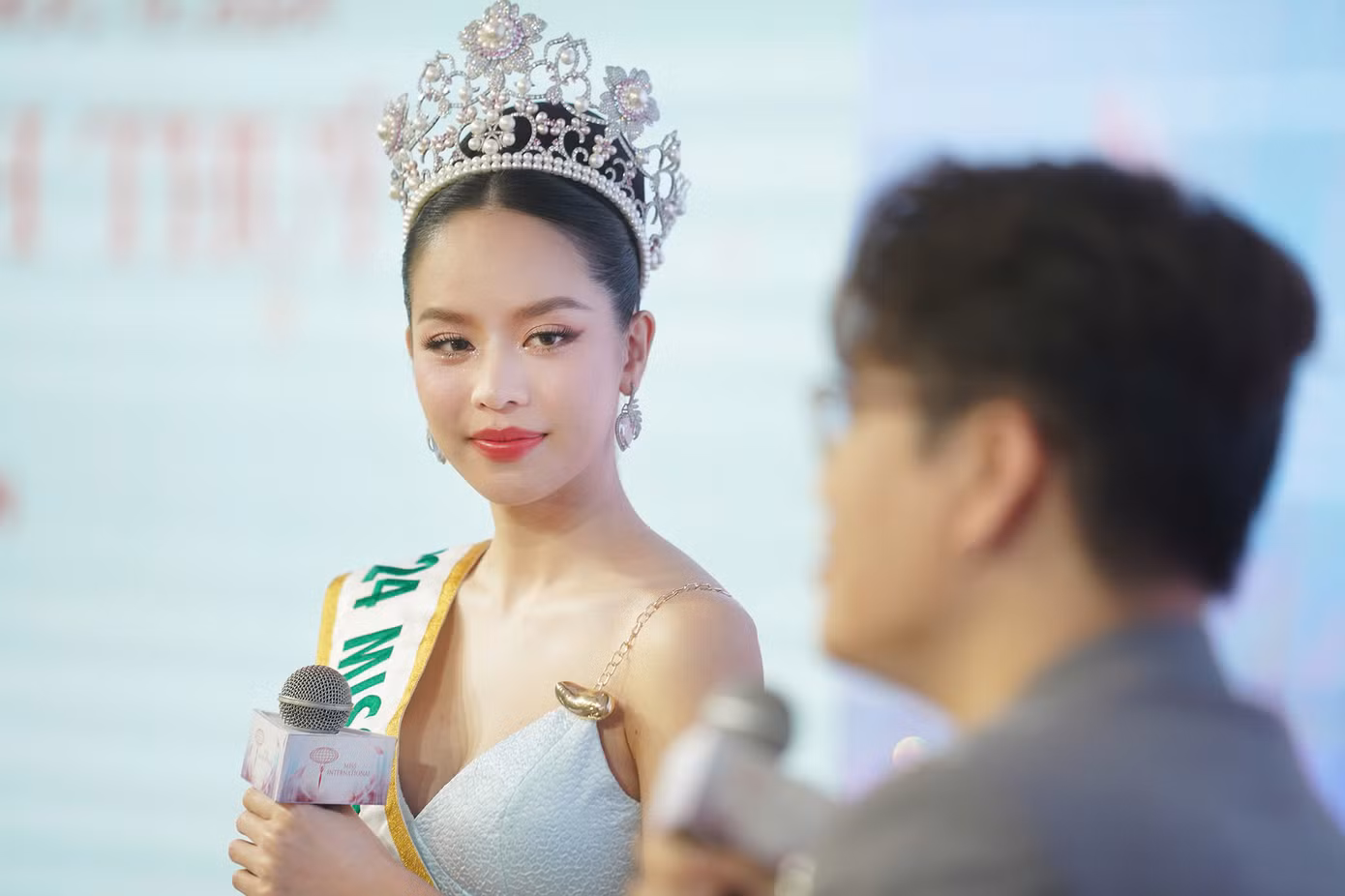 Thanh Thủy cho biết cảm xúc khi đăng quang Hoa hậu Quốc tế 2024 có nhiều điểm tương đồng với giây phút chinh phục vương miện Hoa hậu Việt Nam 2022.