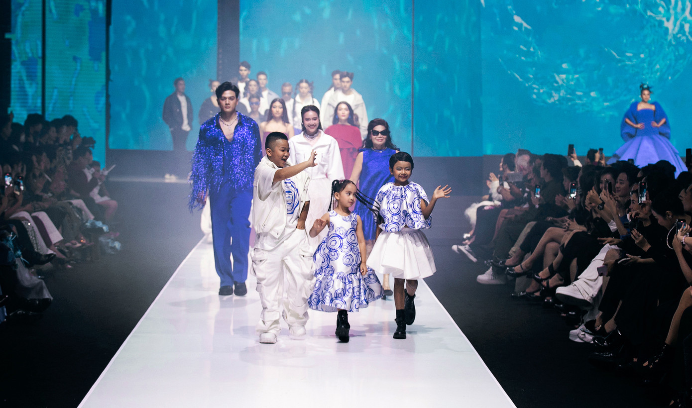 Các người mẫu nhí cũng tham gia trình diễn trên sân khấu.