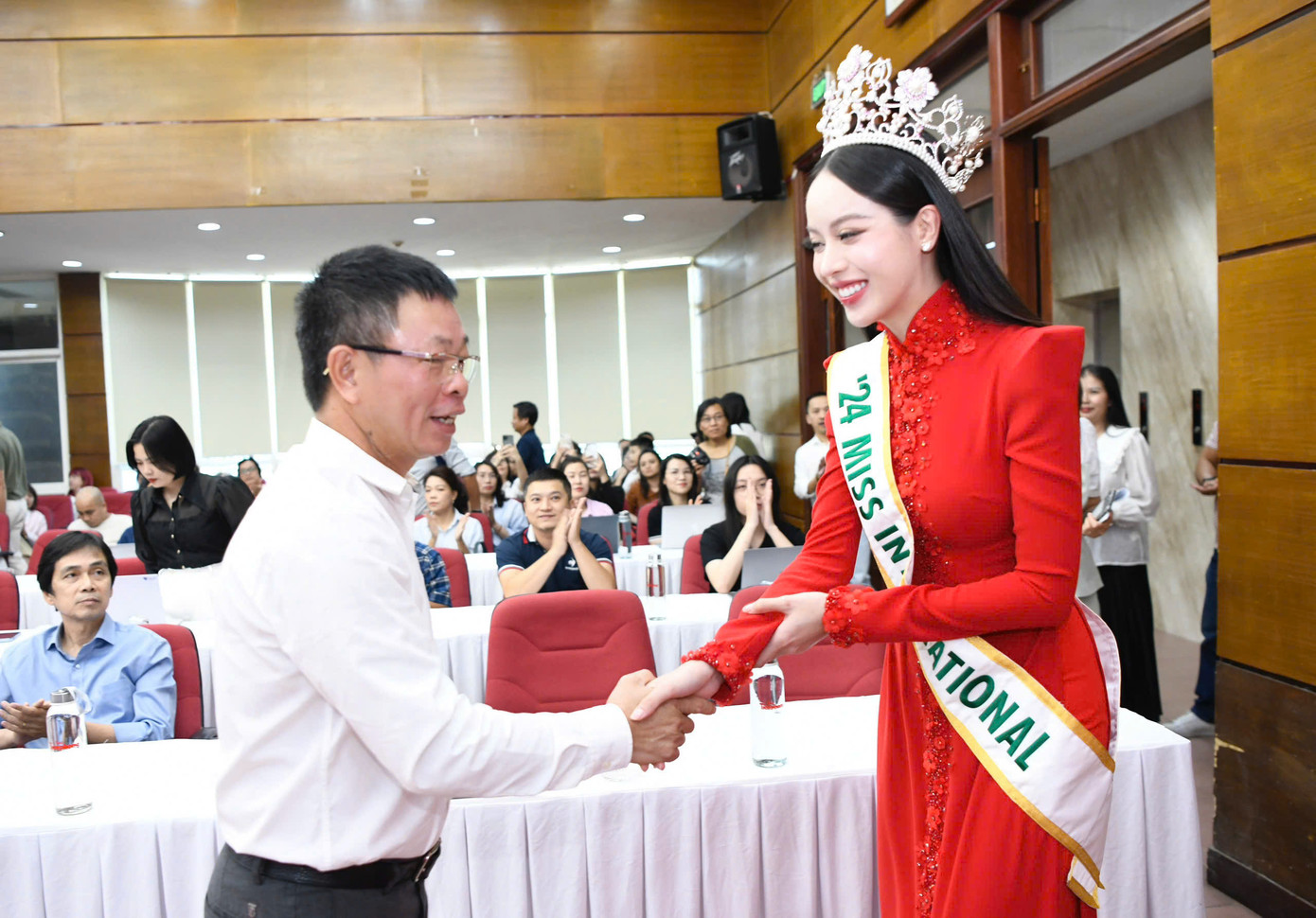 Hoa hậu Thanh Thủy nhận lời chúc mừng từ nhà báo Phùng Công Sưởng - Tổng Biên tập báo Tiền Phong, nhà báo Lê Xuân Sơn - Nguyên Tổng Biên tập báo Tiền Phong và nhà báo Vũ Tiến - Nguyên Phó Tổng biên tập báo Tiền Phong.