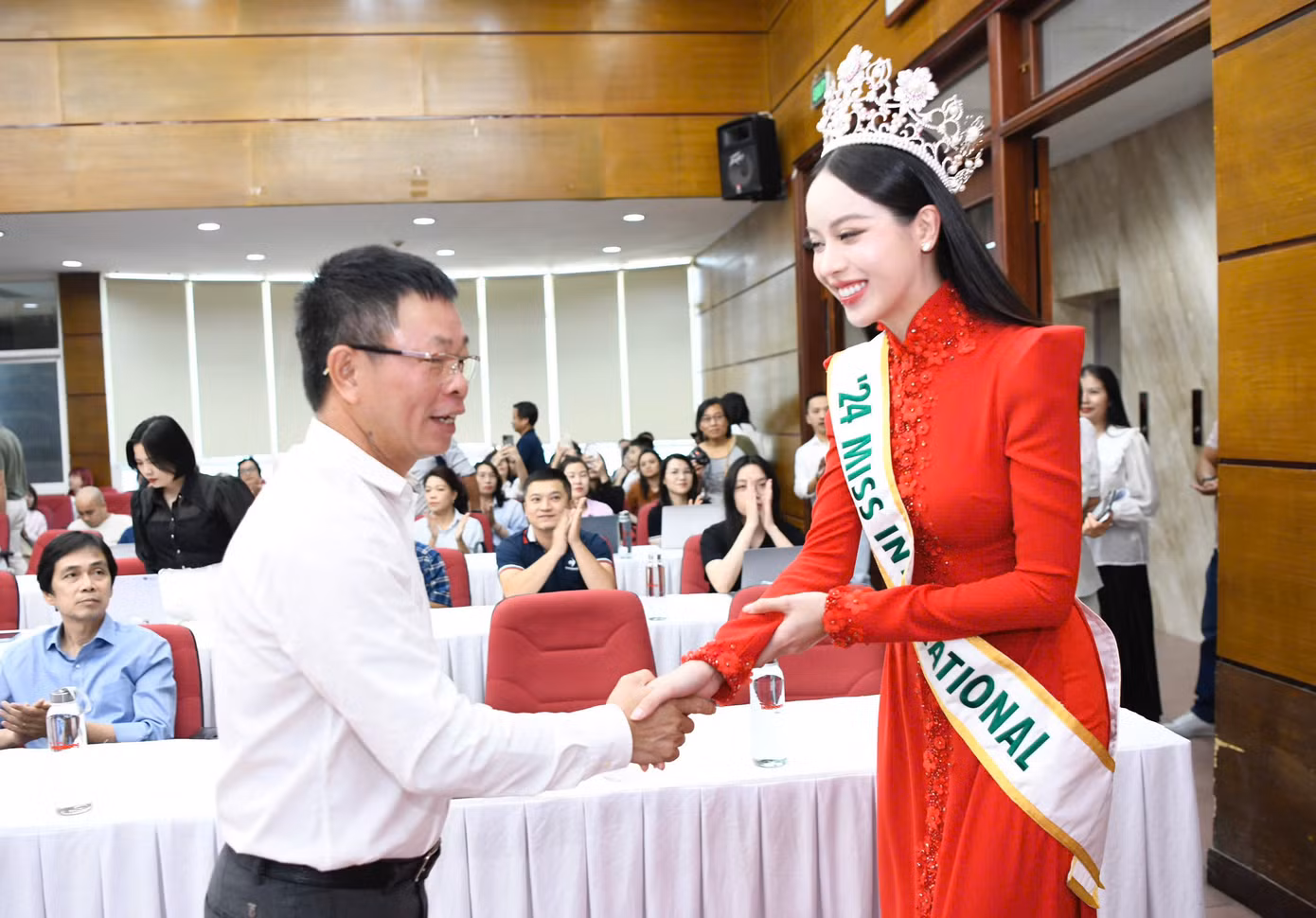 Hoa hậu Thanh Thủy nhận lời chúc mừng từ nhà báo Phùng Công Sưởng - Tổng Biên tập báo Tiền Phong, nhà báo Lê Xuân Sơn - Nguyên Tổng Biên tập báo Tiền Phong và nhà báo Vũ Tiến - Nguyên Phó Tổng biên tập báo Tiền Phong.