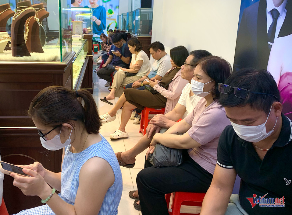 Lượng khách quá đông, xếp kín trên tầng 2 tiệm vàng. Ảnh: Tiến Anh. Lượng khách quá đông, xếp kín trên tầng 2 tiệm vàng. Ảnh: Tiến Anh.