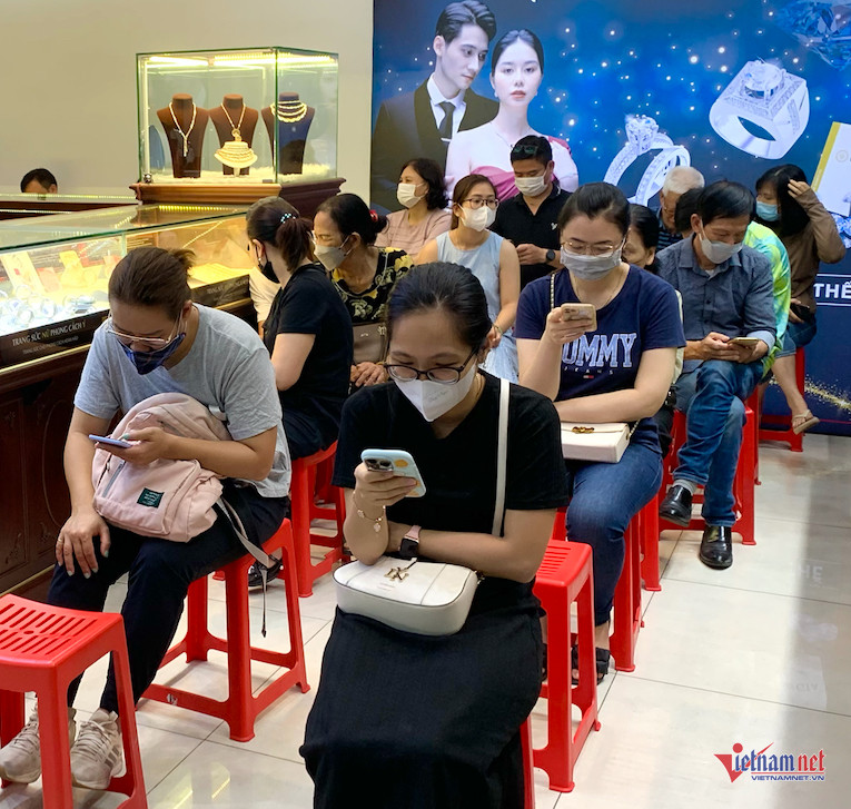 Nhiều khách hàng lo lắng vì mãi chưa mua được vàng. Ảnh: Tiến Anh. Nhiều khách hàng lo lắng vì mãi chưa mua được vàng. Ảnh: Tiến Anh.