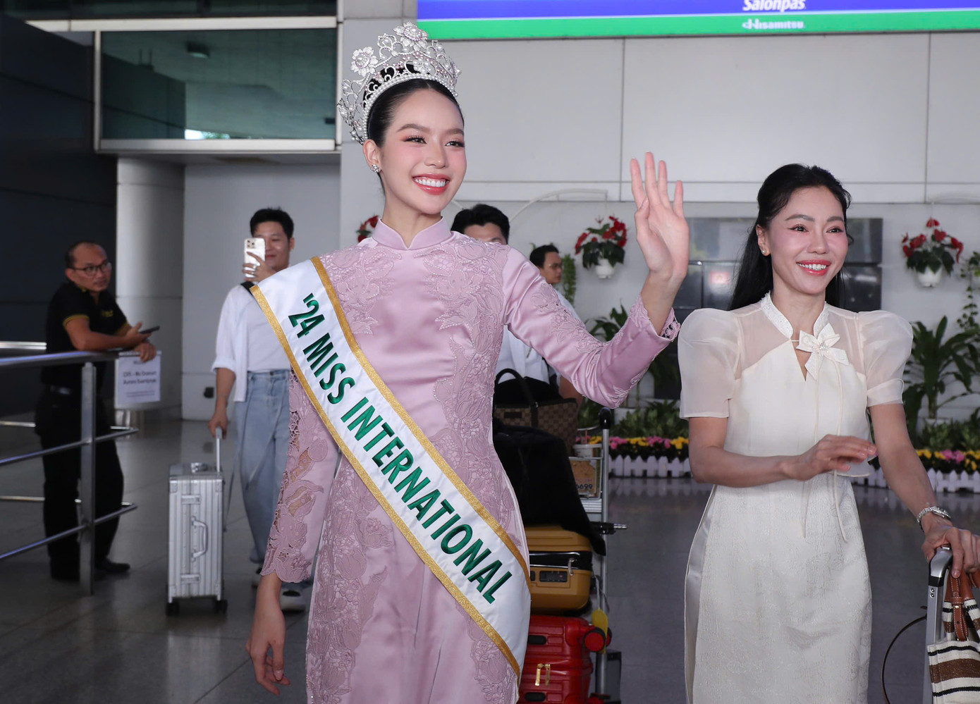 Khoảng 10h sáng 18/11, Hoa hậu Thanh Thủy có mặt ở sân bay Tân Sơn Nhất sau khi trở về từ Nhật Bản. Cô mặc áo dài hồng pastel, đeo vương miện Miss International.