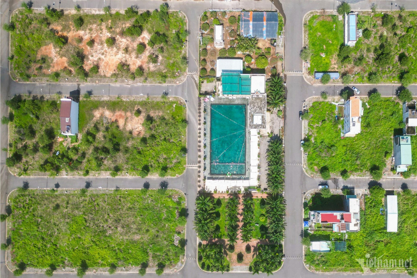 Qua tìm hiểu, dự án này đã phân chia hơn 450 nền đất và xây dựng nhiều dãy nhà bán cho người dân. Đồng thời, một trung tâm thương mại cũng đã được xây nhưng nhiều năm qua không hoạt động.