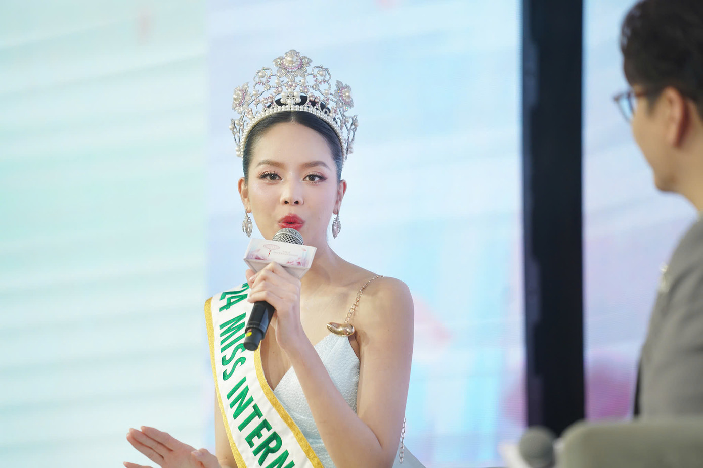 Thanh Thủy cho biết trong quá trình thi Hoa hậu Quốc tế 2024 ở Nhật Bản, mỗi ngày cô đều phải tự trang điểm, làm tóc. Sau gần một tháng thi quốc tế, kỹ năng trang điểm của người đẹp đã chuyên nghiệp hơn.