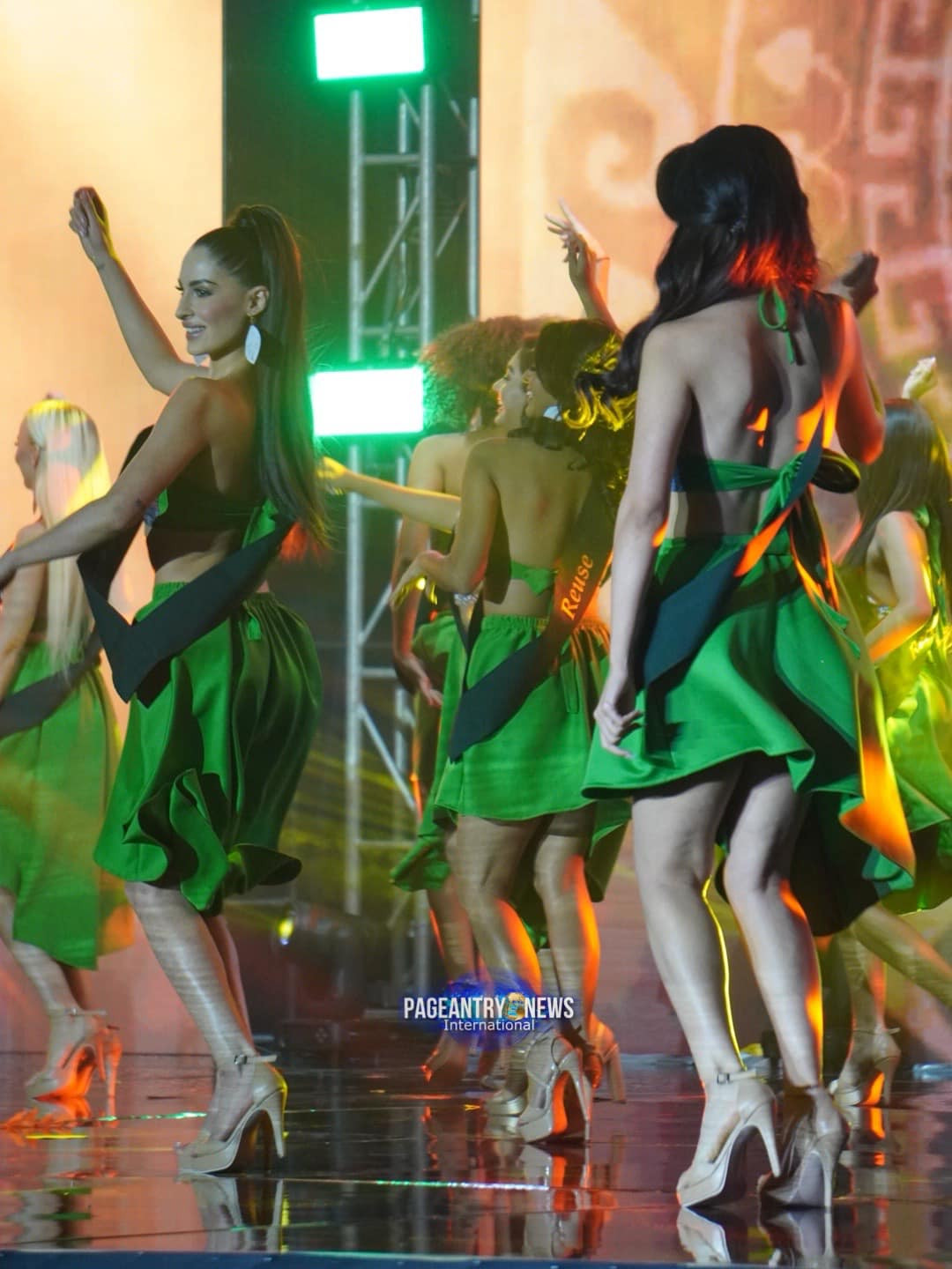 Sân khấu của chung kết Hoa hậu Trái Đất 2024 bị nhận xét quá nhỏ, tối tăm. Sân khấu của chung kết Hoa hậu Trái Đất 2024 bị nhận xét quá nhỏ, tối tăm.