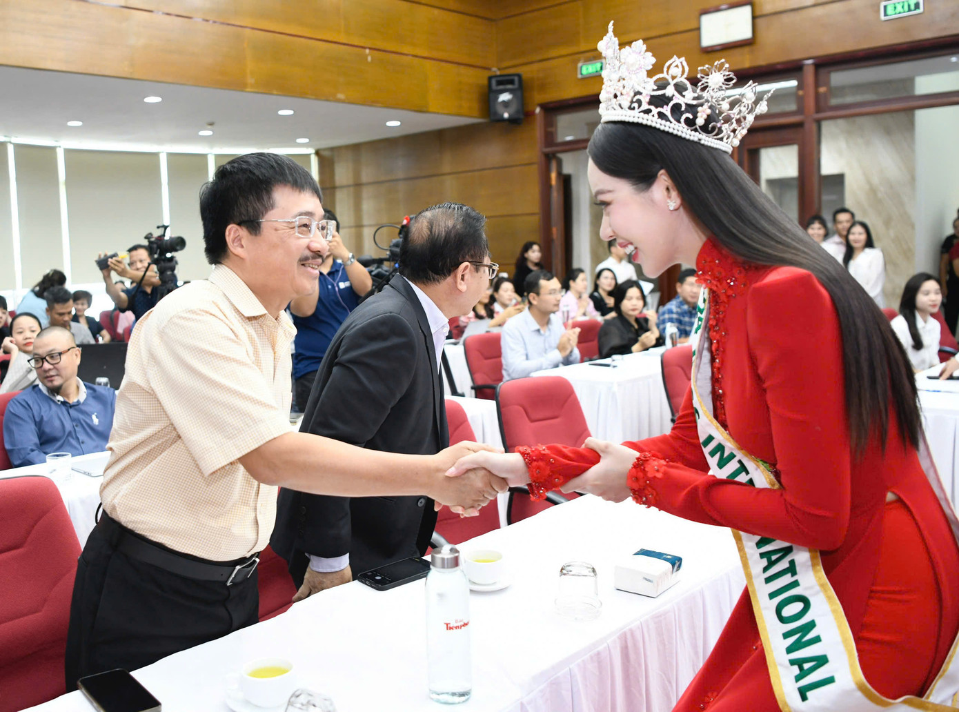 Hoa hậu Thanh Thủy nhận lời chúc mừng từ nhà báo Phùng Công Sưởng - Tổng Biên tập báo Tiền Phong, nhà báo Lê Xuân Sơn - Nguyên Tổng Biên tập báo Tiền Phong và nhà báo Vũ Tiến - Nguyên Phó Tổng biên tập báo Tiền Phong.