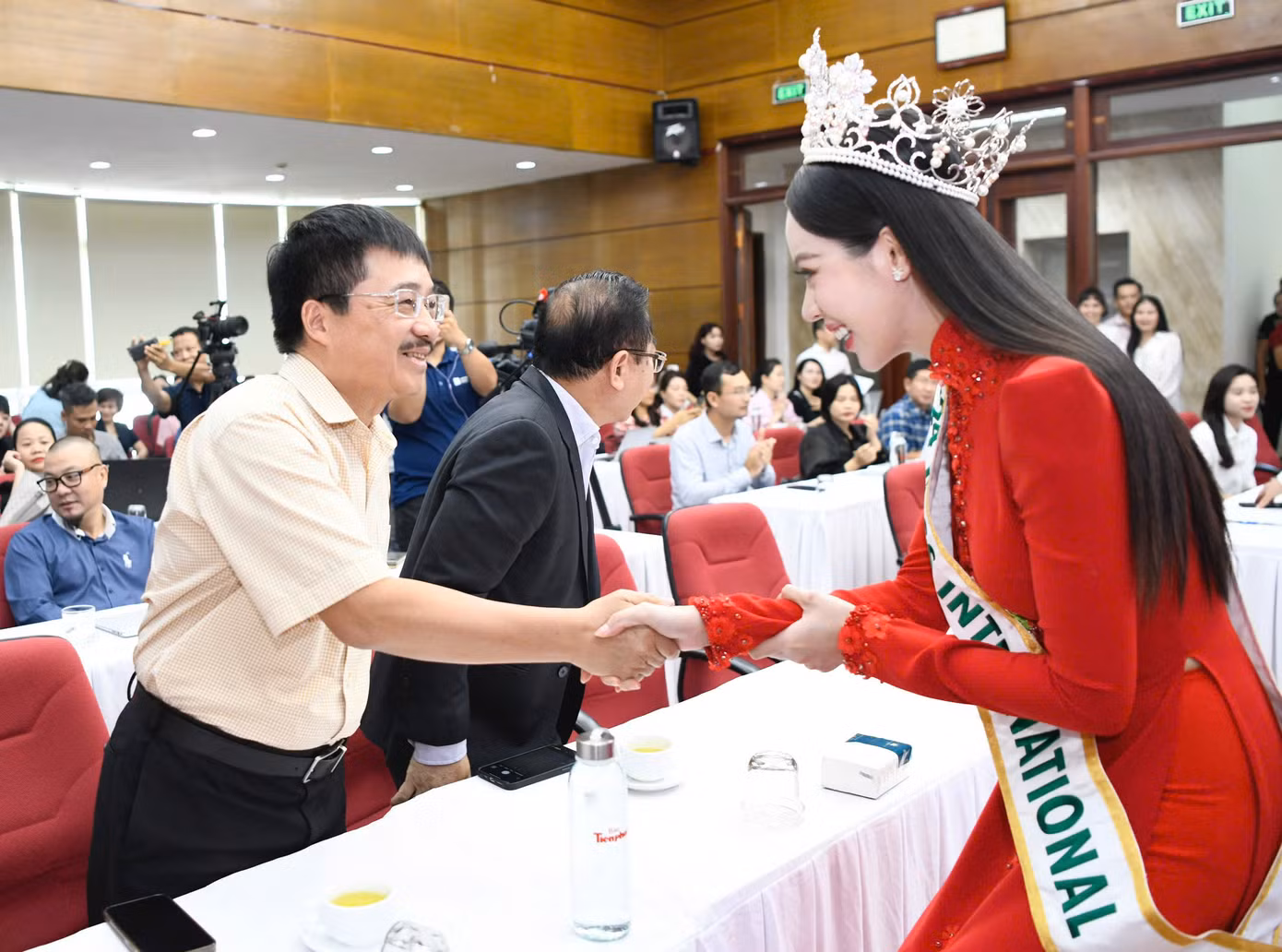 Hoa hậu Thanh Thủy nhận lời chúc mừng từ nhà báo Phùng Công Sưởng - Tổng Biên tập báo Tiền Phong, nhà báo Lê Xuân Sơn - Nguyên Tổng Biên tập báo Tiền Phong và nhà báo Vũ Tiến - Nguyên Phó Tổng biên tập báo Tiền Phong.