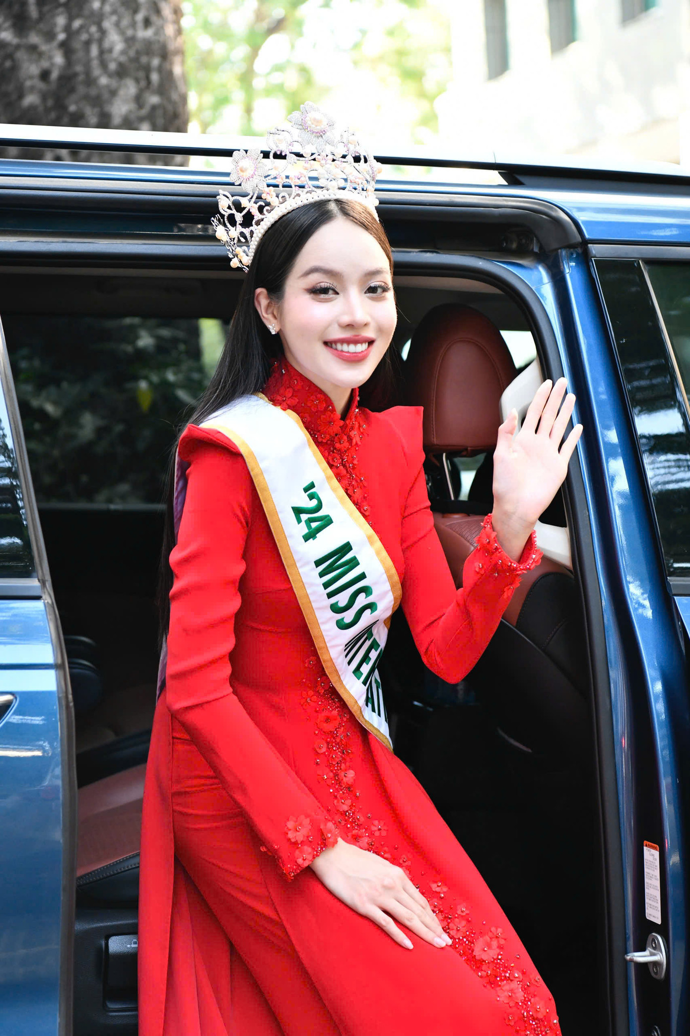 Trưa 19/11, Hoa hậu Thanh Thủy đã có mặt ở tòa soạn báo Tiền Phong để tham gia buổi giao lưu với các độc giả và truyền thông. Người đẹp rạng rỡ bước xuống xe trong trang phục áo dài truyền thống màu đỏ.