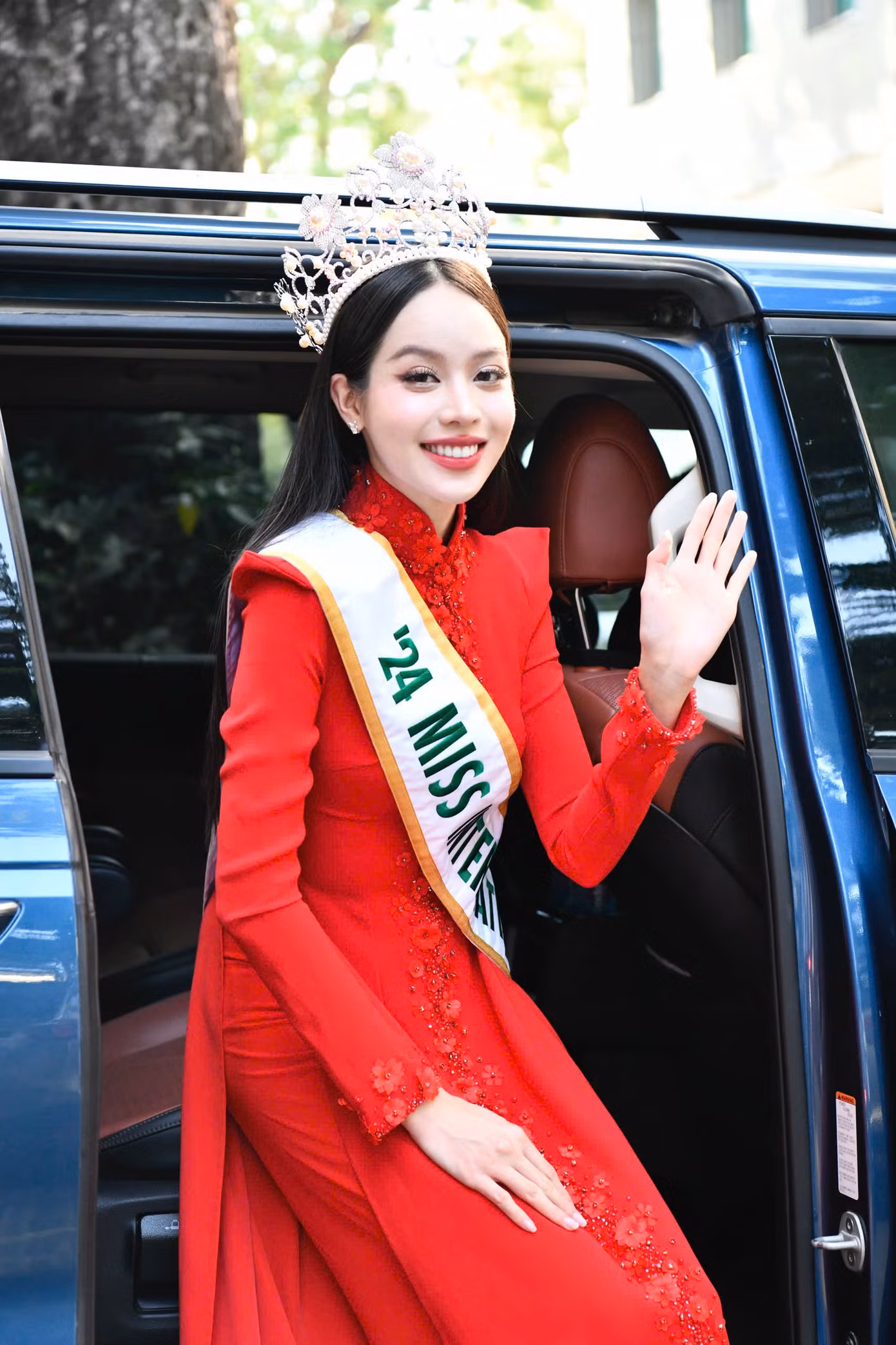 Trưa 19/11, Hoa hậu Thanh Thủy đã có mặt ở tòa soạn báo Tiền Phong để tham gia buổi giao lưu với các độc giả và truyền thông. Người đẹp rạng rỡ bước xuống xe trong trang phục áo dài truyền thống màu đỏ.