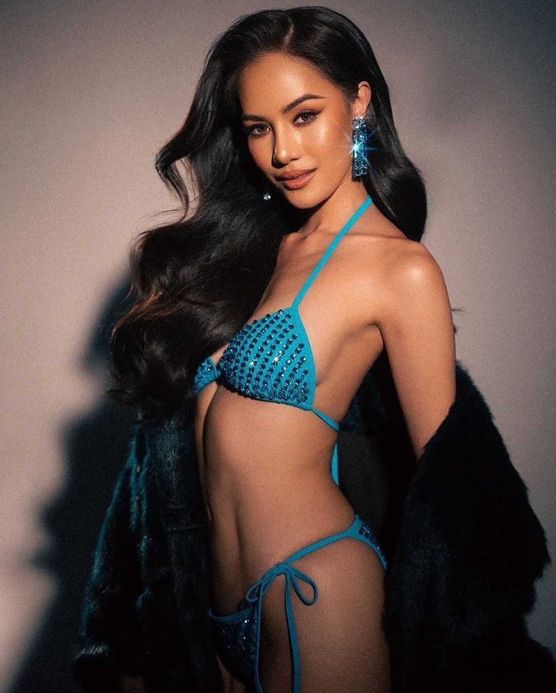 Đại diện Thái Lan - Opal Suchata - là thí sinh nổi bật của khu vực châu Á. Người đẹp Thái Lan năm nay 20 tuổi, là sinh viên Luật tại Đại học Thammasat, chuyên ngành Quan hệ Quốc tế. Cô cao 1,8 m, hình thể thanh mảnh. Cô từng giành ngôi á hậu 2 ở Hoa hậu Hoàn vũ Thái Lan 2022. Trong những ngày tham gia cuộc thi Hoa hậu Hoàn vũ 2024 ở Mexico, Opal có sự thể hiện nổi bật. Cô nhận được sự chú ý của khán giả, truyền thông.