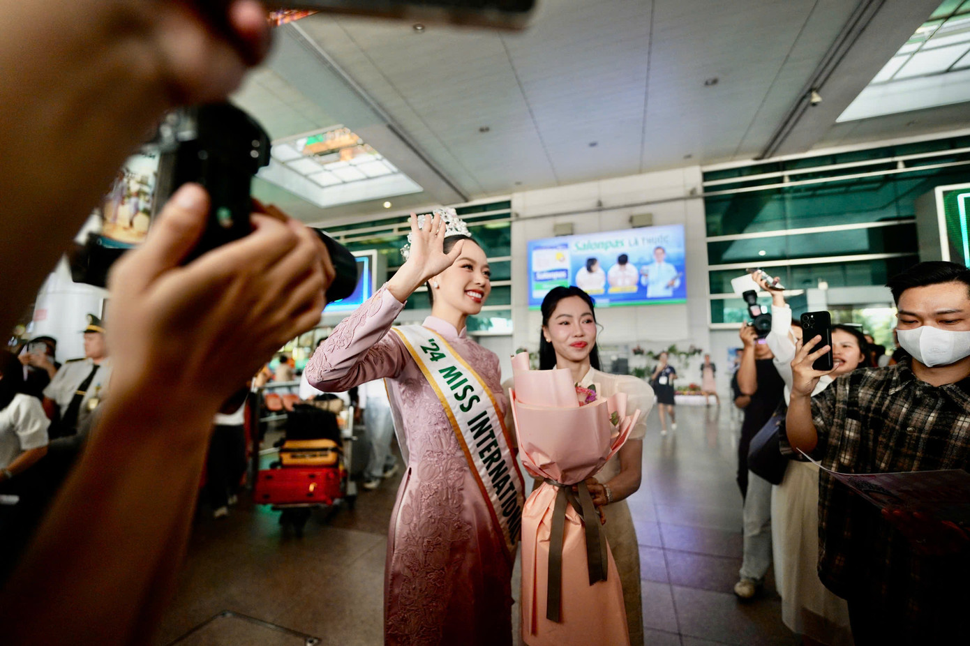 Sau khoảng 20 ngày chinh chiến trên đất Nhật, Thanh Thủy rạng rỡ trở về trong vòng tay các fan. Hàng nghìn khán giả đã có mặt ở sân bay Tân Sơn Nhất từ sớm để đón người đẹp.