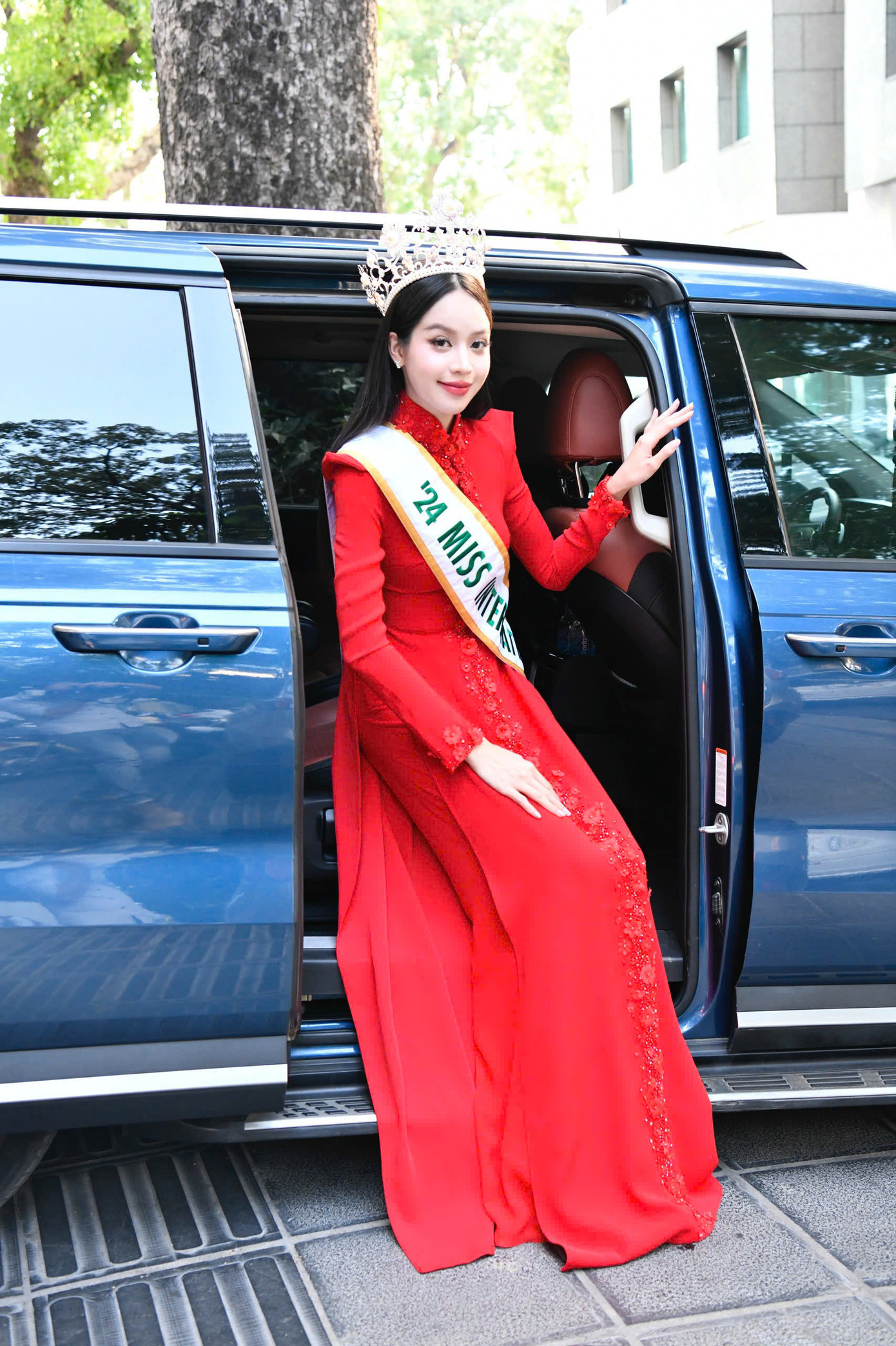 Trưa 19/11, Hoa hậu Thanh Thủy đã có mặt ở tòa soạn báo Tiền Phong để tham gia buổi giao lưu với các độc giả và truyền thông. Người đẹp rạng rỡ bước xuống xe trong trang phục áo dài truyền thống màu đỏ.