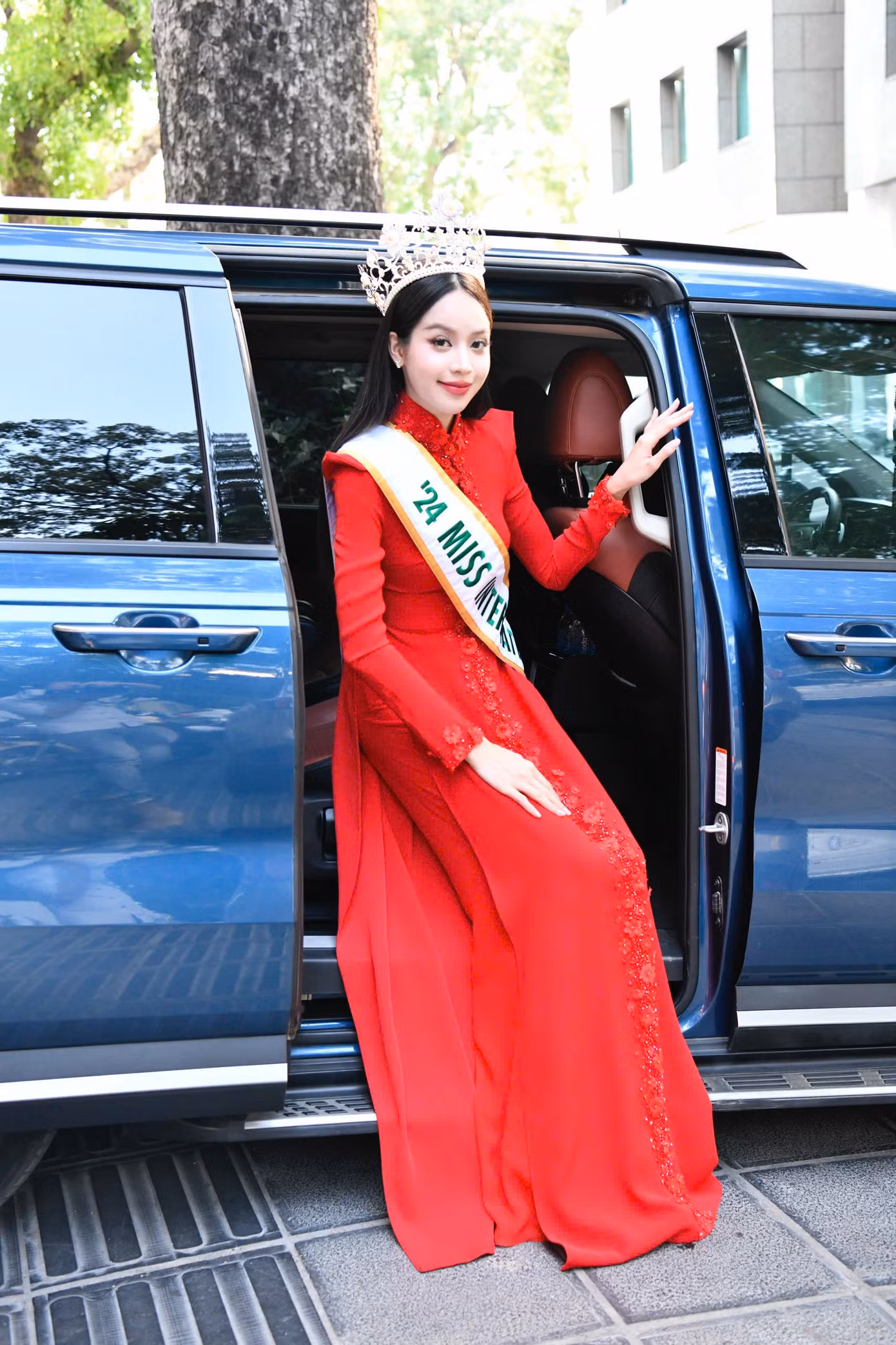 Trưa 19/11, Hoa hậu Thanh Thủy đã có mặt ở tòa soạn báo Tiền Phong để tham gia buổi giao lưu với các độc giả và truyền thông. Người đẹp rạng rỡ bước xuống xe trong trang phục áo dài truyền thống màu đỏ.