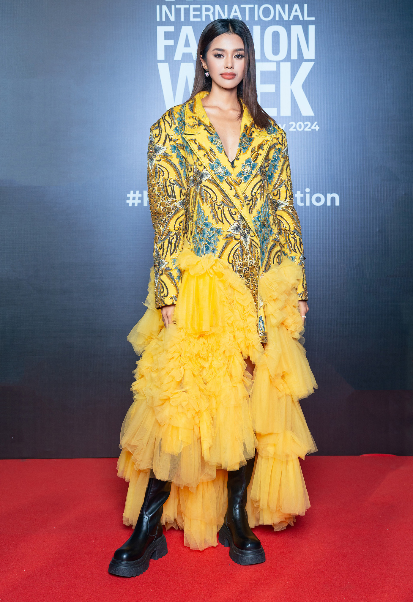 Hai người đẹp quốc tế là Miss Cosmo Cambodia 2024 Leakena In và Miss Cosmo 2024 Ketut Permata Juliastrid gây chú ý với những trang phục cá tính trên thảm đỏ. Sau đăng quang, Ketut Permata Juliastrid hoạt động ở Việt Nam. Cô tham dự nhiều show thời trang.