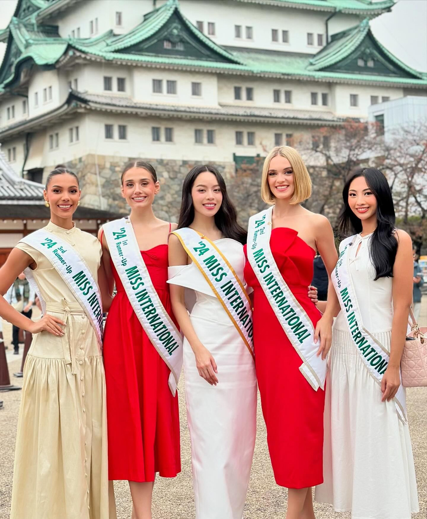 Sau khi đăng quang, top 5 Hoa hậu Quốc tế 2024 bận rộn với lịch trình hoạt động ở Nhật Bản. Hôm 16/11, họ đến thăm thành phố Nagoya. Các người đẹp mặc trang phục với hai tông màu trắng - đỏ có kiểu dáng thanh lịch.
