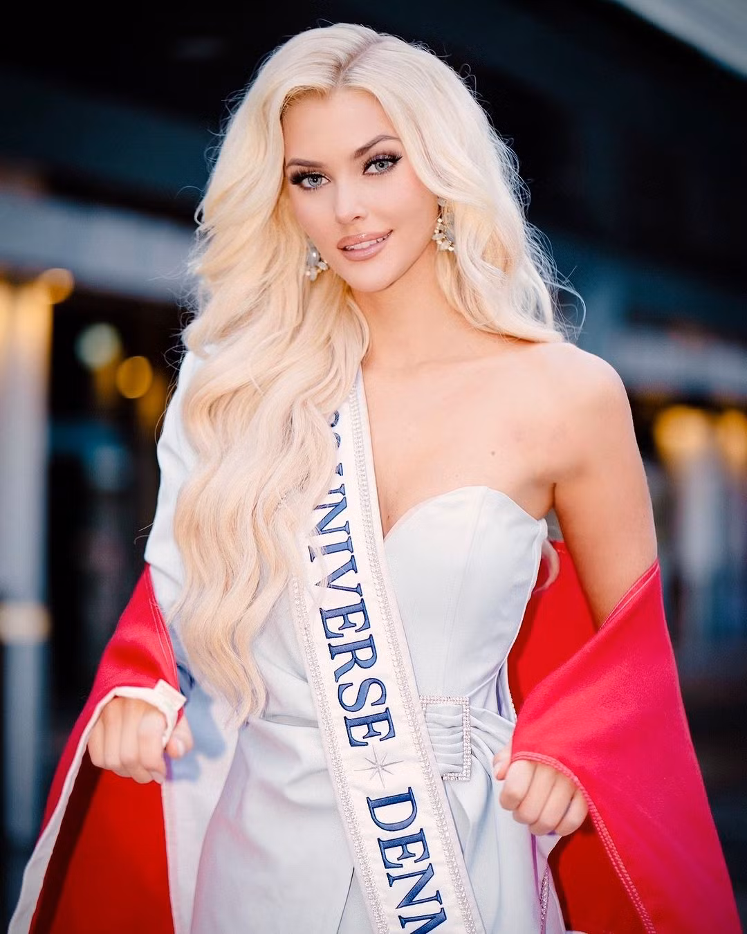 Ngoài ra, cô còn là doanh nhân và tương lai mong muốn làm luật sư.