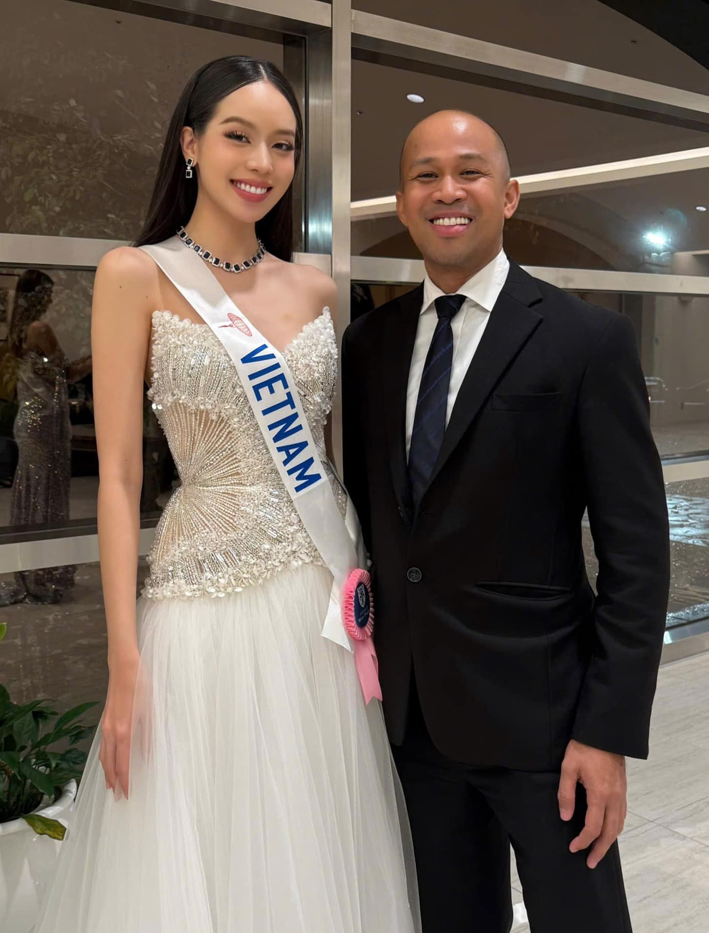 Người đẹp còn gây ấn tượng với khả năng giao lưu thân thiện, cởi mở của mình. Cô chụp ảnh cùng giám đốc truyền thông của Hoa hậu Quốc tế trong bữa tiệc tối hôm 9/11.