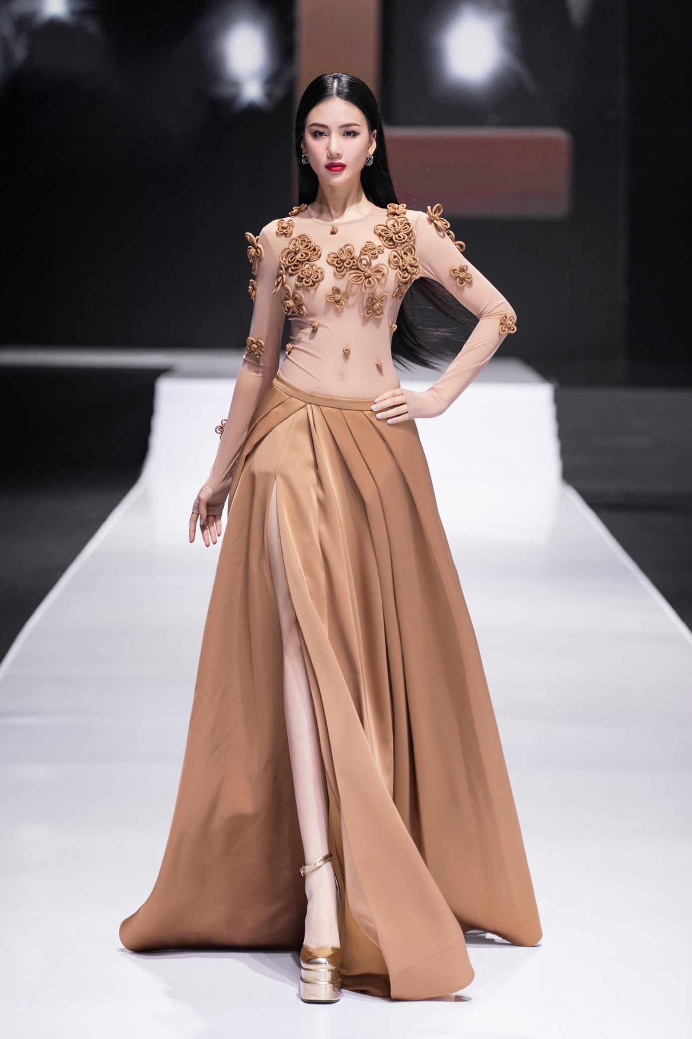 Miss Universe Vietnam 2023 Bùi Quỳnh Hoa mặc thiết kế có phần trên xuyên thấu, đính hoa thủ công.