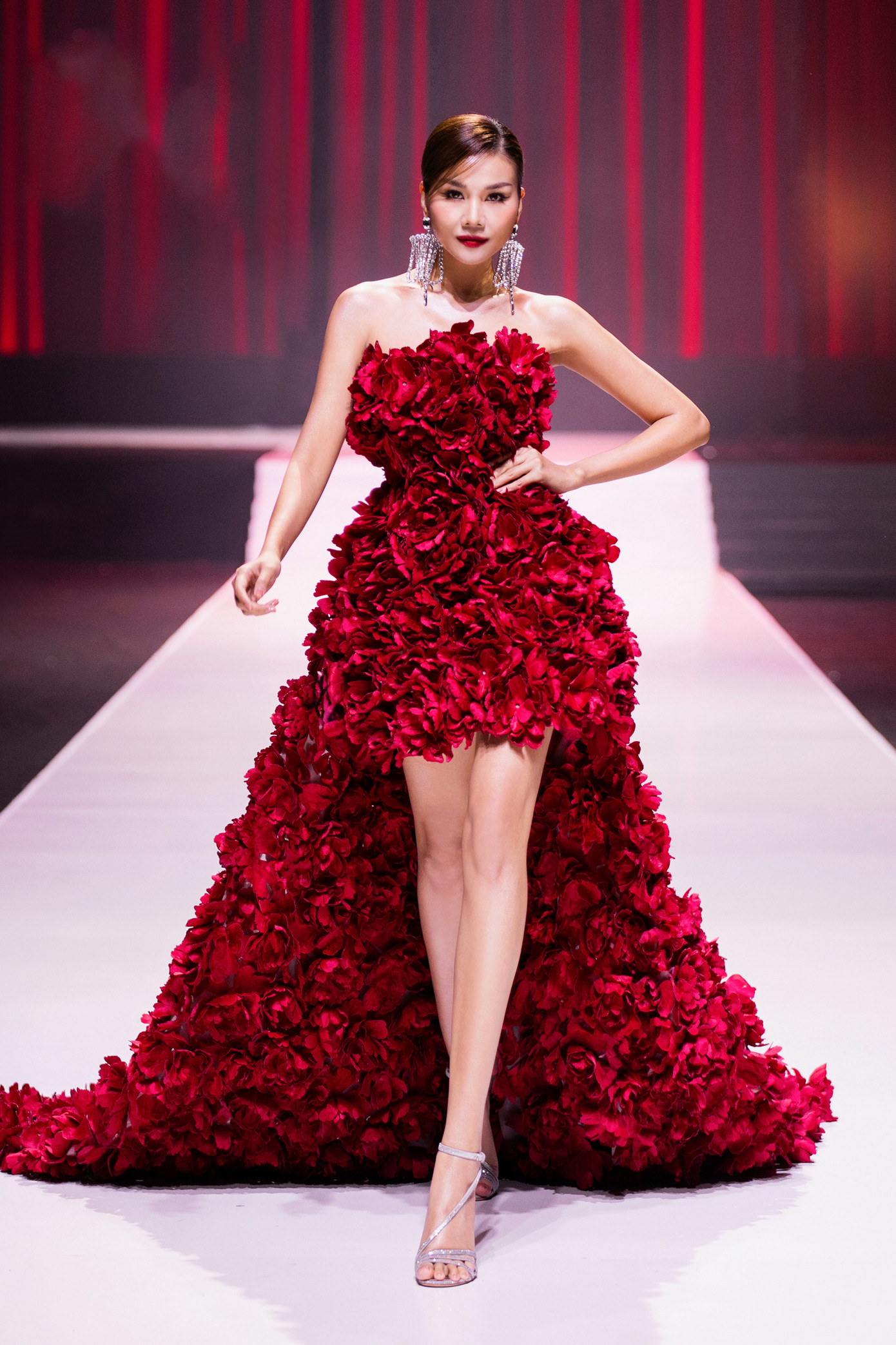 Dù mặc chiếc váy khá nặng, Thanh Hằng vẫn có màn trình diễn ấn tượng. Cô thu hút với kỹ năng catwalk chuyên nghiệp, thần thái điềm tĩnh.