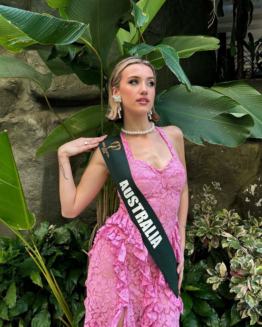 Trong quá trình tham gia cuộc thi, người đẹp Australia có gu thời trang nổi bật, cá tính. Cô luôn chứng tỏ bản thân là ứng viên hàng đầu cho chiếc vương miện trong các hoạt động của cuộc thi.