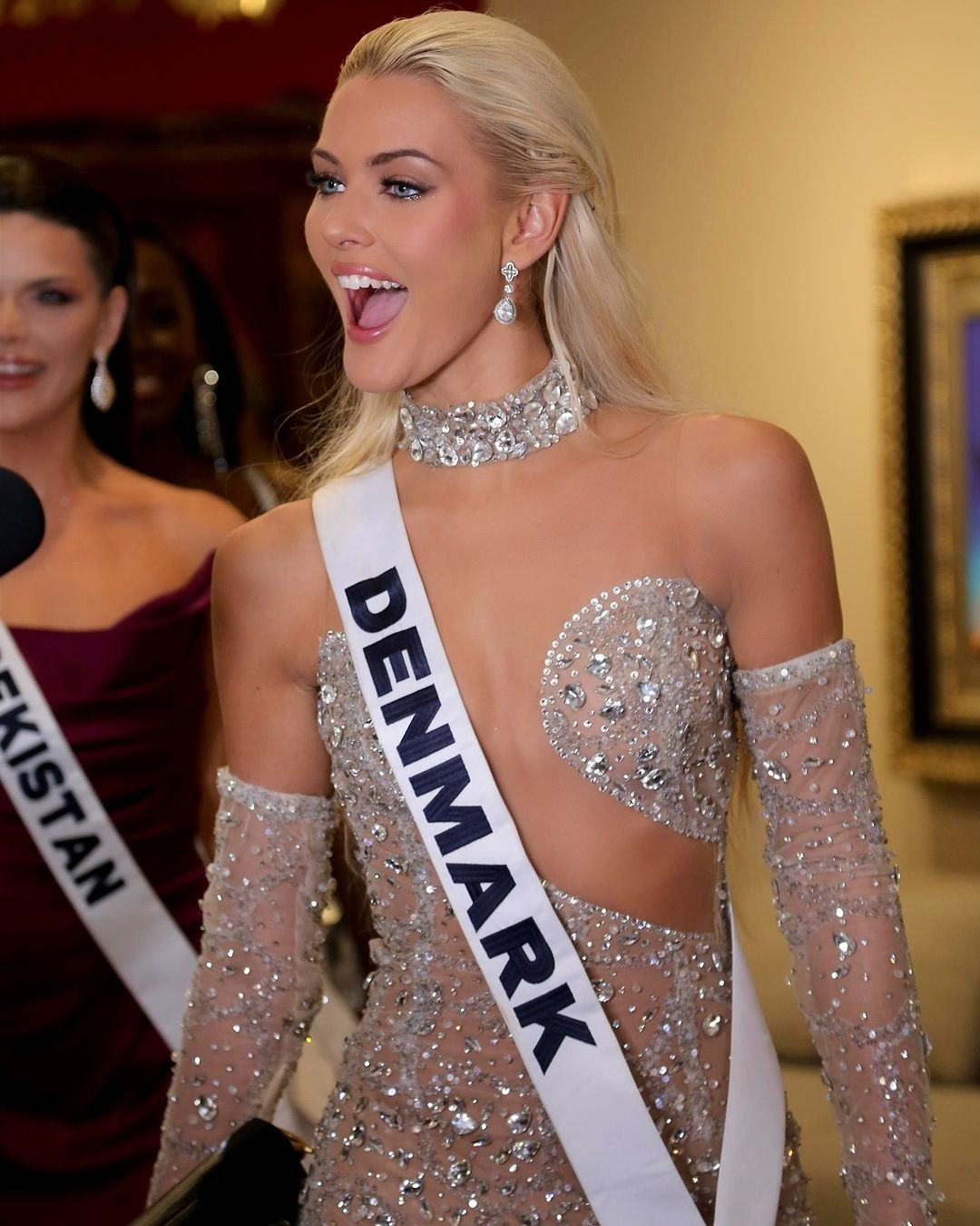 Victoria Kjær Theilvig luôn được khán giả chào đón nồng nhiệt mỗi khi cô xuất hiện ở sảnh khách sạn.