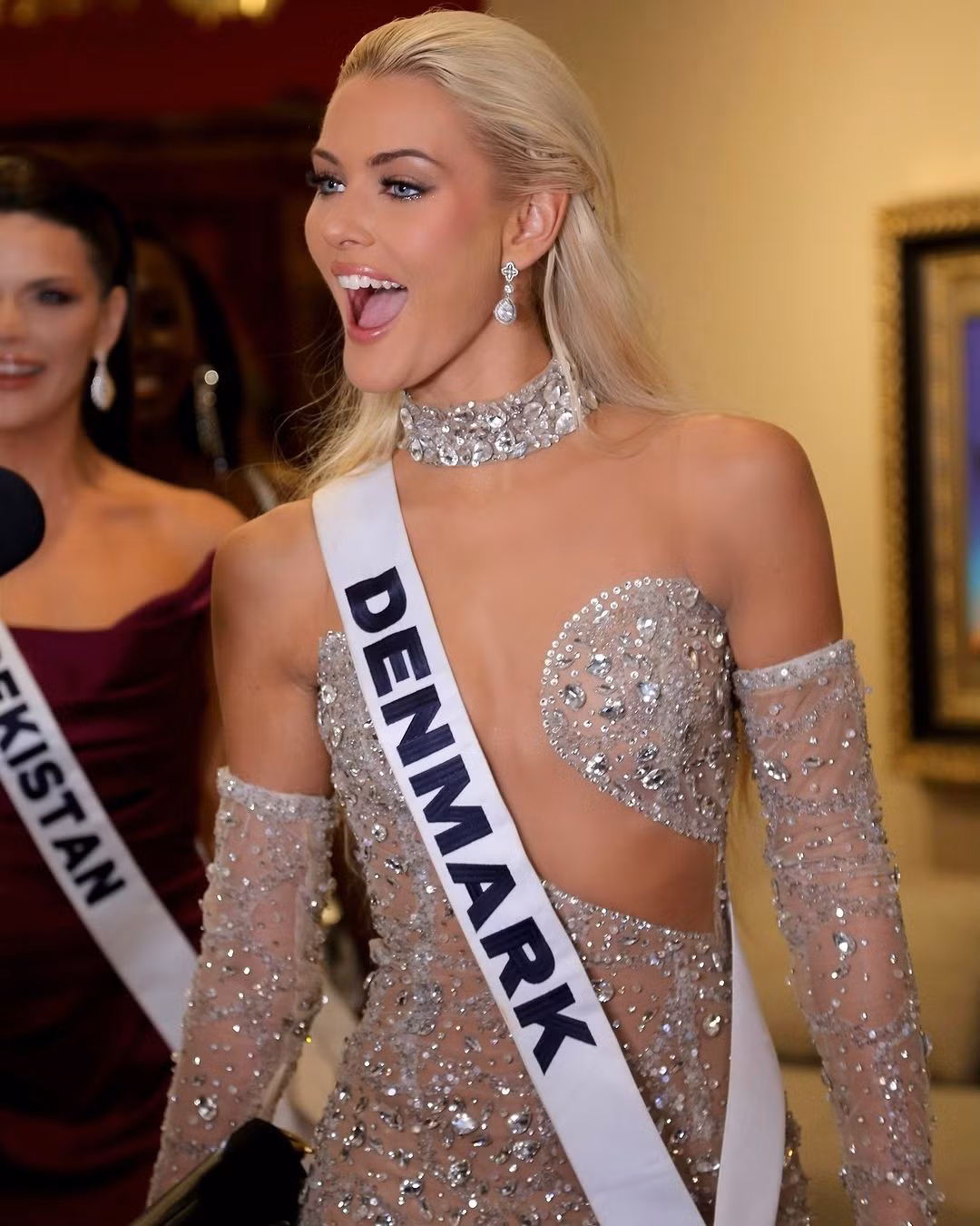 Victoria Kjær Theilvig luôn được khán giả chào đón nồng nhiệt mỗi khi cô xuất hiện ở sảnh khách sạn.