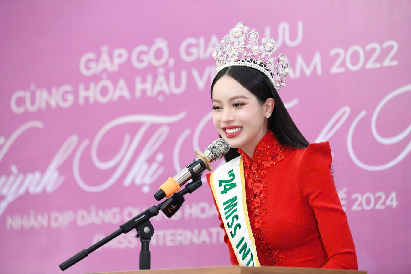 Cô gửi lời cảm ơn báo Tiền Phong đã trao cho mình cho danh hiệu cao quý, trao cho Thanh Thủy cơ hội mang nét đẹp người con gái Việt, truyền thống văn hóa Việt ra quốc tế.