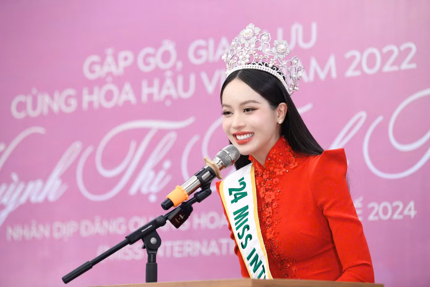Cô gửi lời cảm ơn báo Tiền Phong đã trao cho mình cho danh hiệu cao quý, trao cho Thanh Thủy cơ hội mang nét đẹp người con gái Việt, truyền thống văn hóa Việt ra quốc tế.