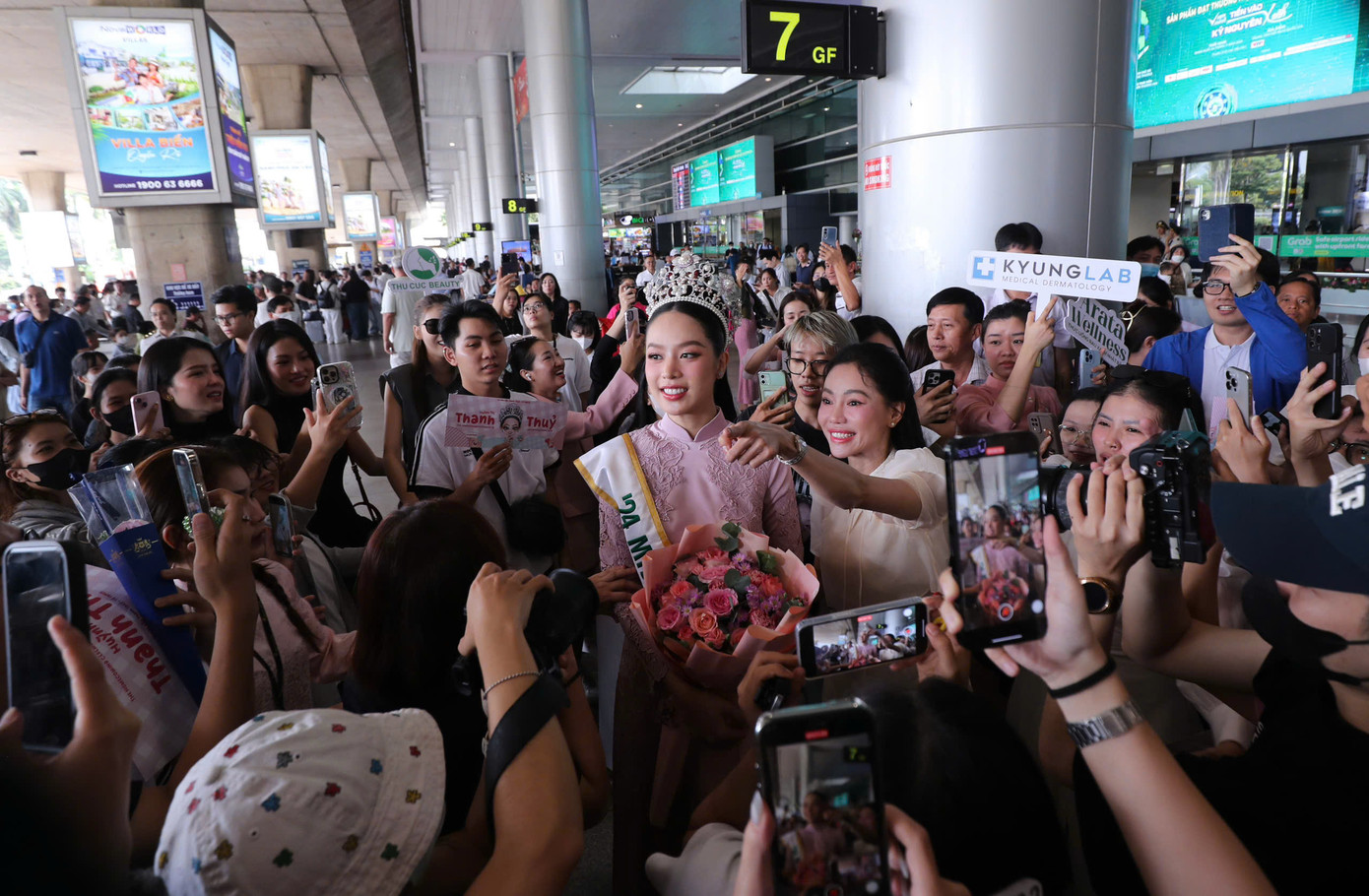Ngay khi vừa xuất hiện, Thanh Thủy được hàng trăm khán giả chào đón, không khí vô cùng náo nhiệt.