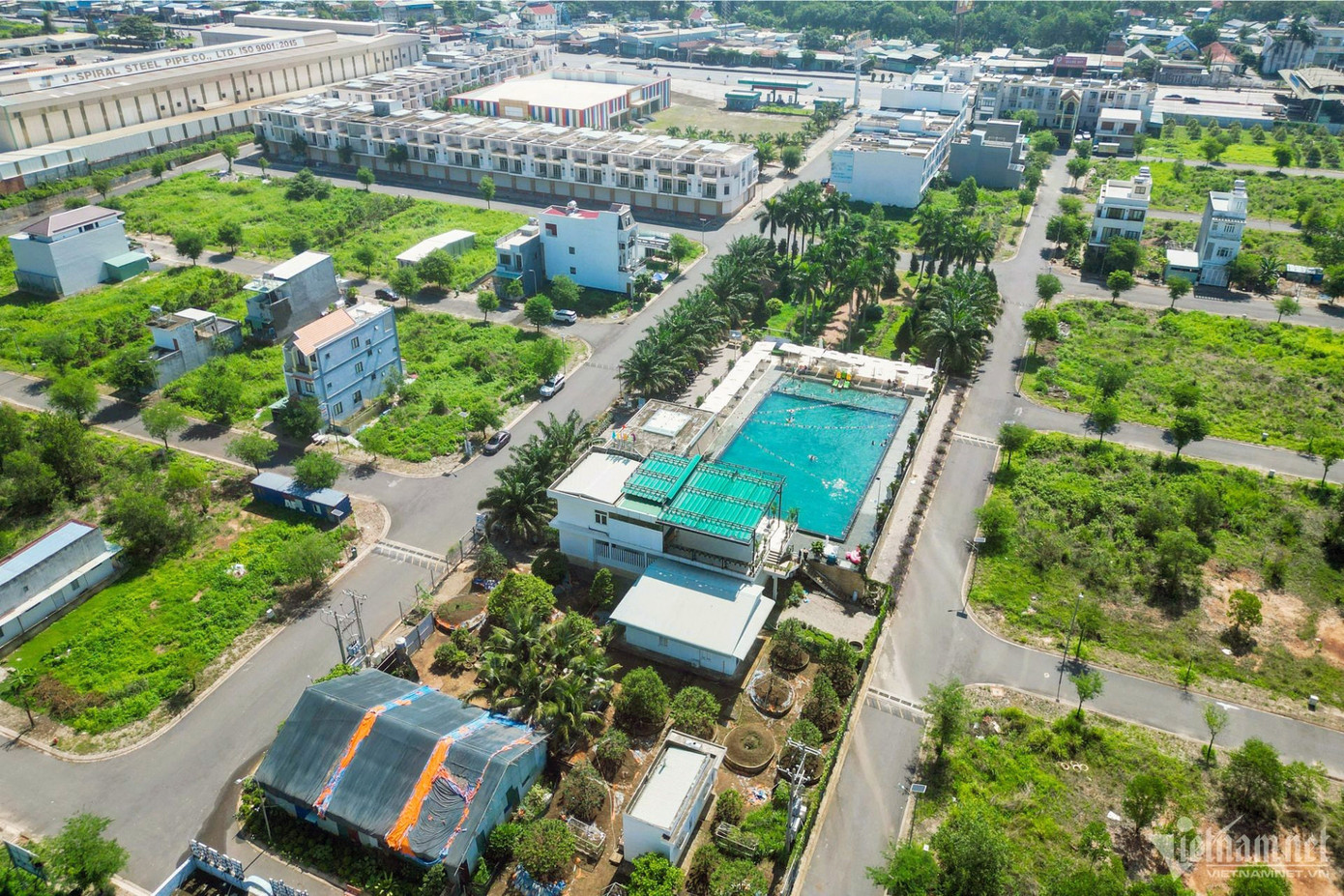 Đây là đất công, nằm trong quy hoạch cụm công nghiệp. Trước năm 2015, khu đất này được nhà nước giao cho Công ty CP May - Xây dựng Huy Hoàng liên doanh với một công ty đối tác nước ngoài thuê để xây dựng nhà xưởng sản xuất gốm.