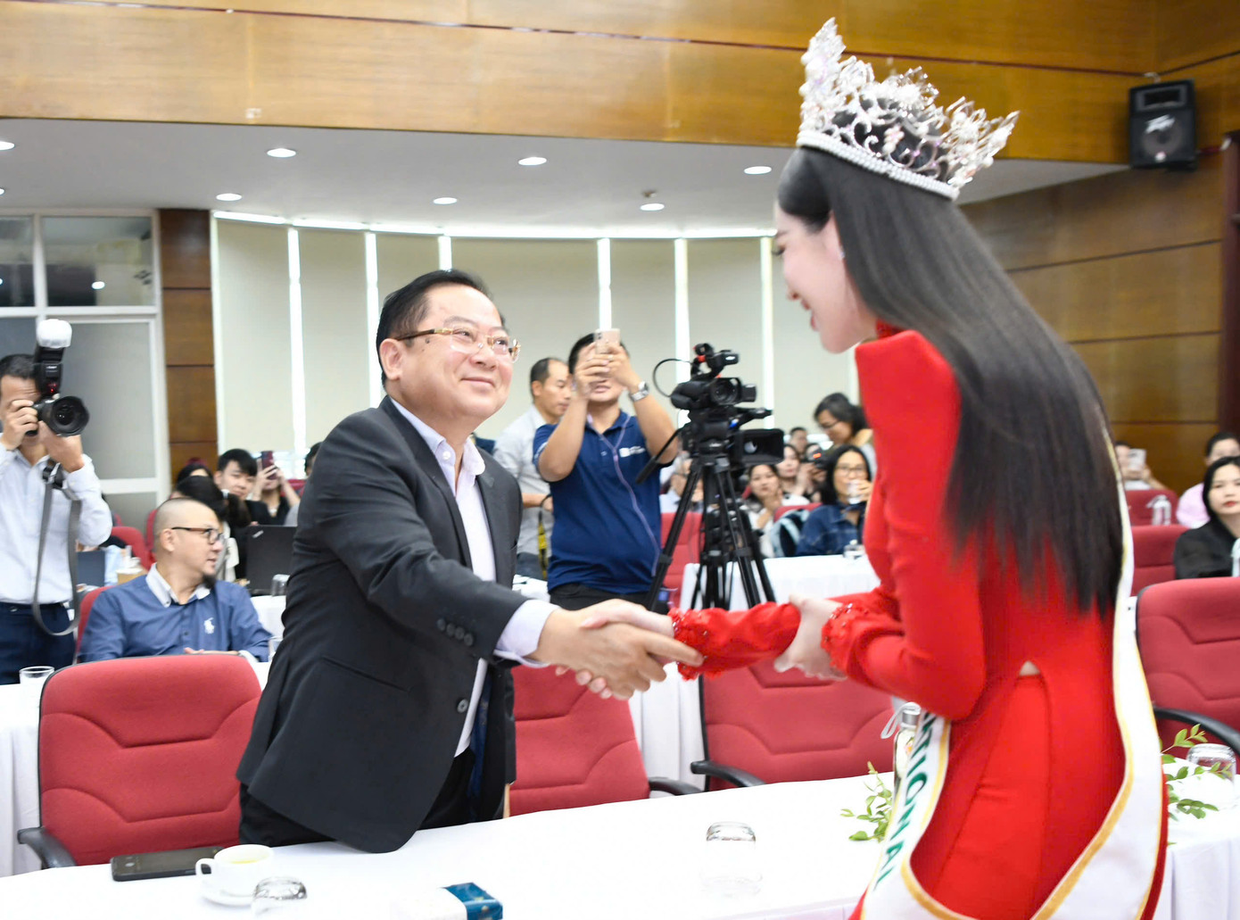 Hoa hậu Thanh Thủy nhận lời chúc mừng từ nhà báo Phùng Công Sưởng - Tổng Biên tập báo Tiền Phong, nhà báo Lê Xuân Sơn - Nguyên Tổng Biên tập báo Tiền Phong và nhà báo Vũ Tiến - Nguyên Phó Tổng biên tập báo Tiền Phong.