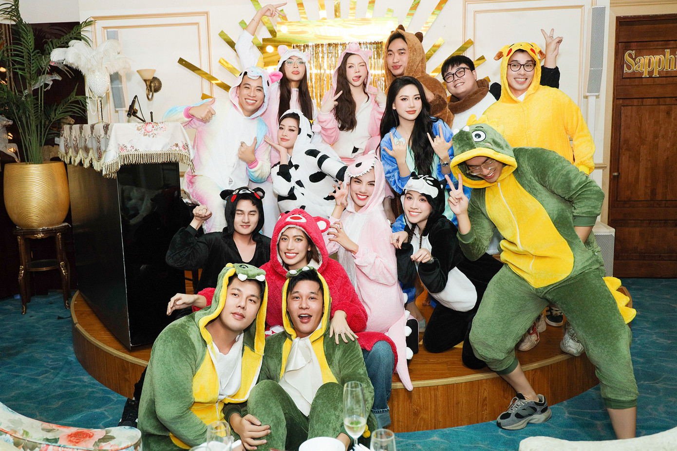 Khánh Vân và các khách mời còn tổ chức một bữa tiệc ngủ. Họ hoá thân thành những con vật ngộ nghĩnh trong trang phục rực rỡ màu sắc.