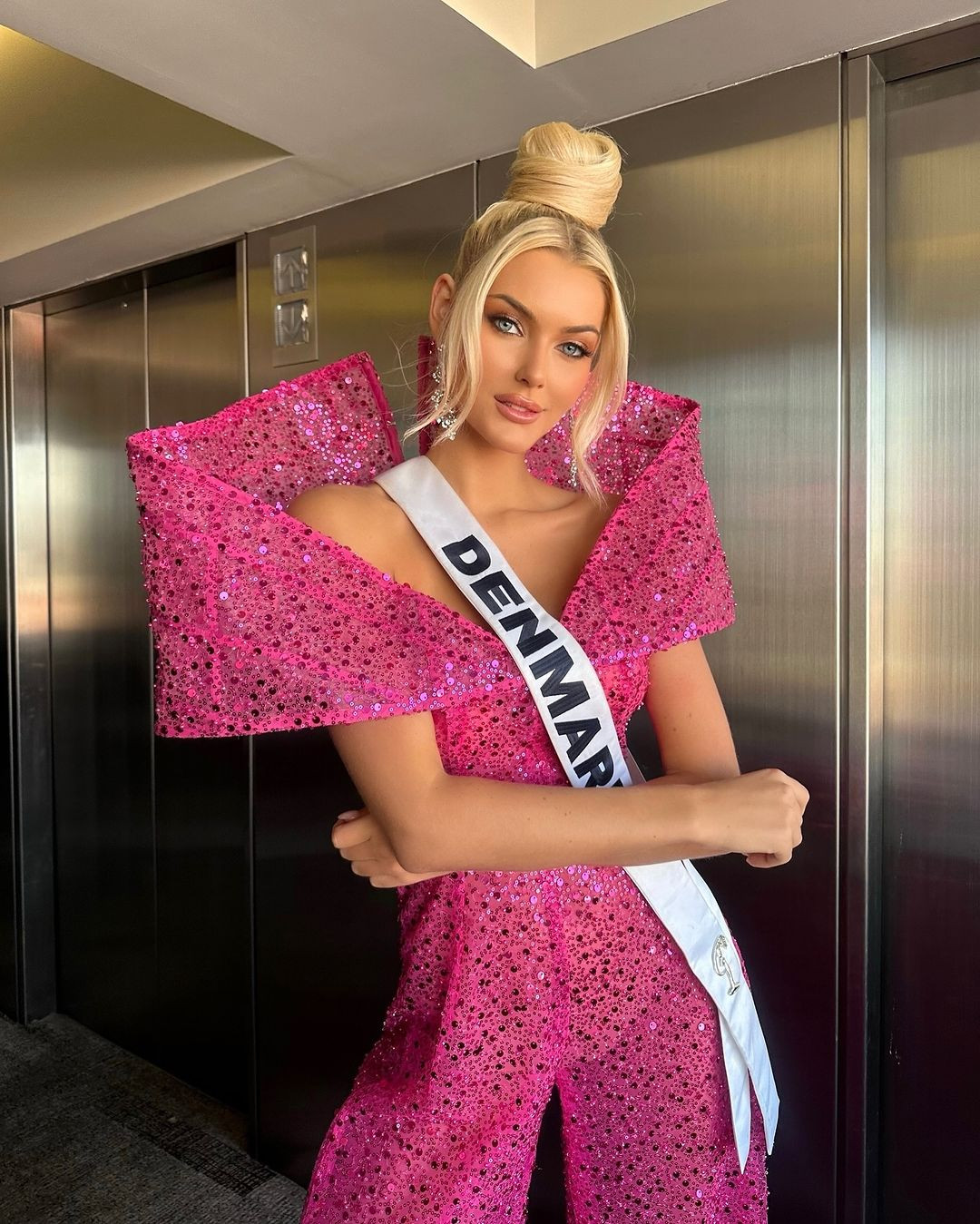 Ngay từ những ngày đầu nhập cuộc, Victoria Kjær Theilvig đã gây chú ý với khán giả, truyền thông bằng phong cách thời trang lộng lẫy, cầu kỳ của mình.