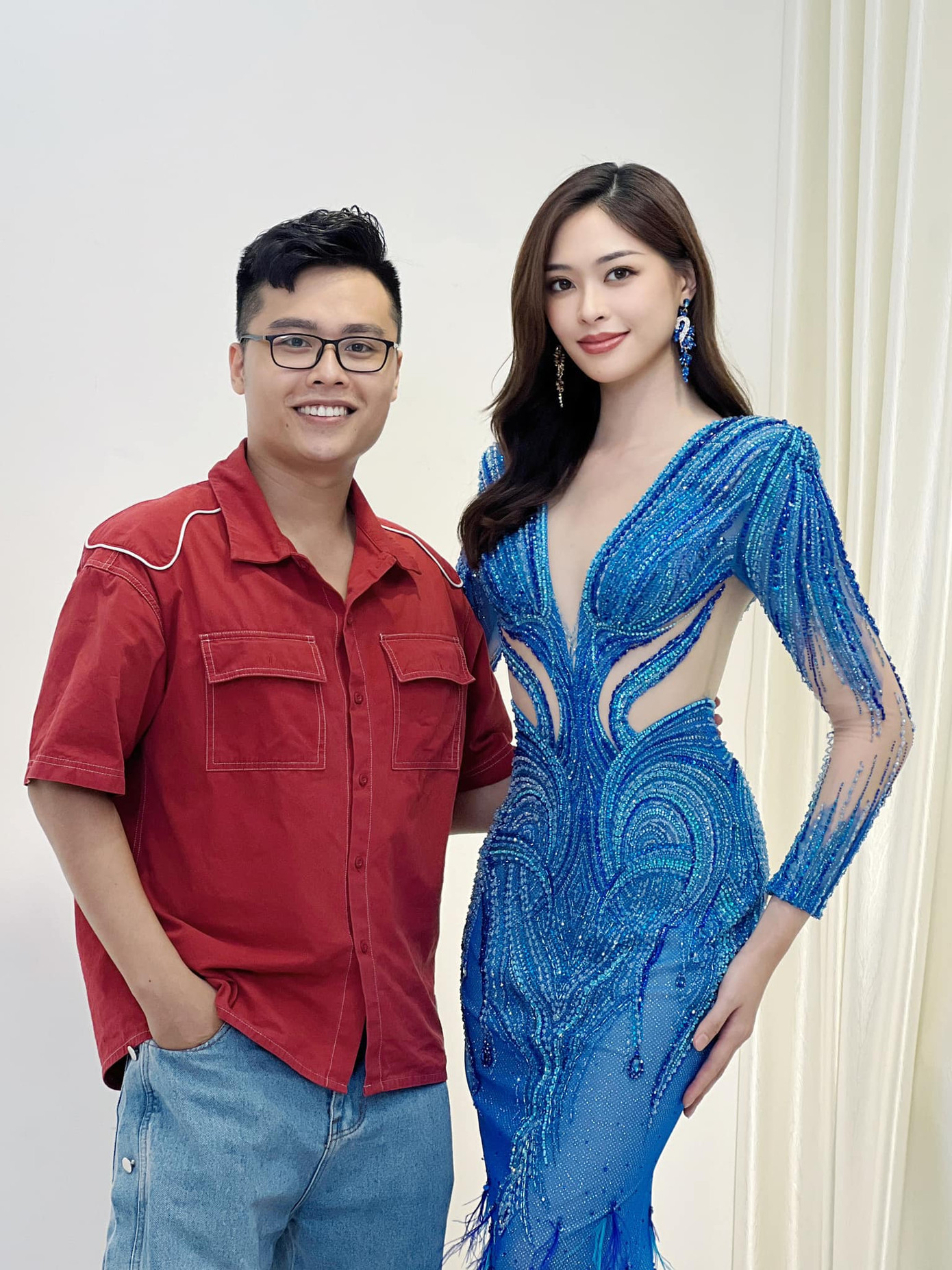 Nhà thiết kế Việt ngày càng có mối quan hệ thân thiết với các hoa hậu quốc tế.