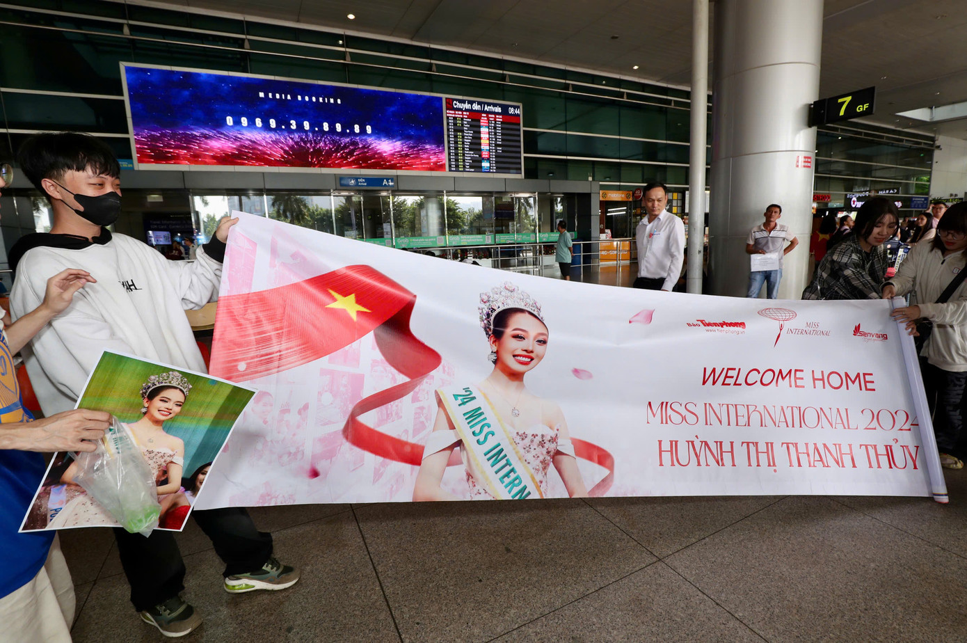 Các fan mang theo băng-rôn, poster có hình Thanh Thủy để chào mừng người đẹp trở về quê nhà.