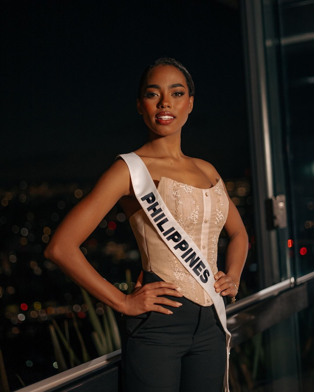 Đại diện Philippines - Chelsea Manalo - được đánh giá là ứng viên nổi bật của châu Á dù ngoại hình gây tranh cãi. Cô năm nay 24 tuổi, sinh ra và lớn lên ở thành phố Bulacan. Người đẹp có chiều cao 1,7 m, gây chú ý với làn da sẫm màu và mái tóc xoăn cá tính.