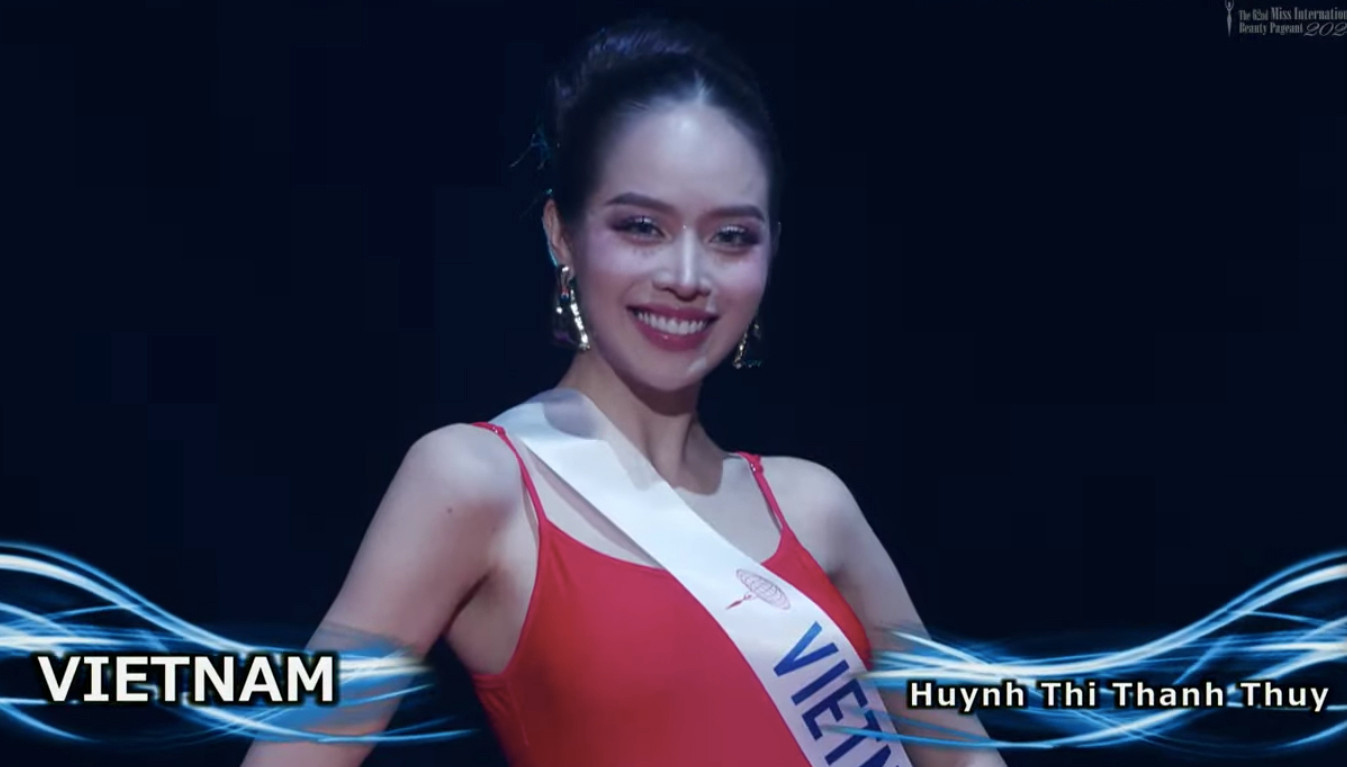 Top 20 bước vào phần trình diễn áo tắm. Thanh Thủy và các người đẹp diện mẫu áo tắm một mảnh màu đỏ kết hợp khăn choàng. Đại diện Việt Nam khoe chiều cao cao 1,76 m, số đo ba vòng 80-63-94 cm. Thanh Thủy là thí sinh có hình thể ấn tượng nhất khu vực châu Á. Cô cũng được khen ngợi vì có làn da trắng mịn và đôi chân dài.