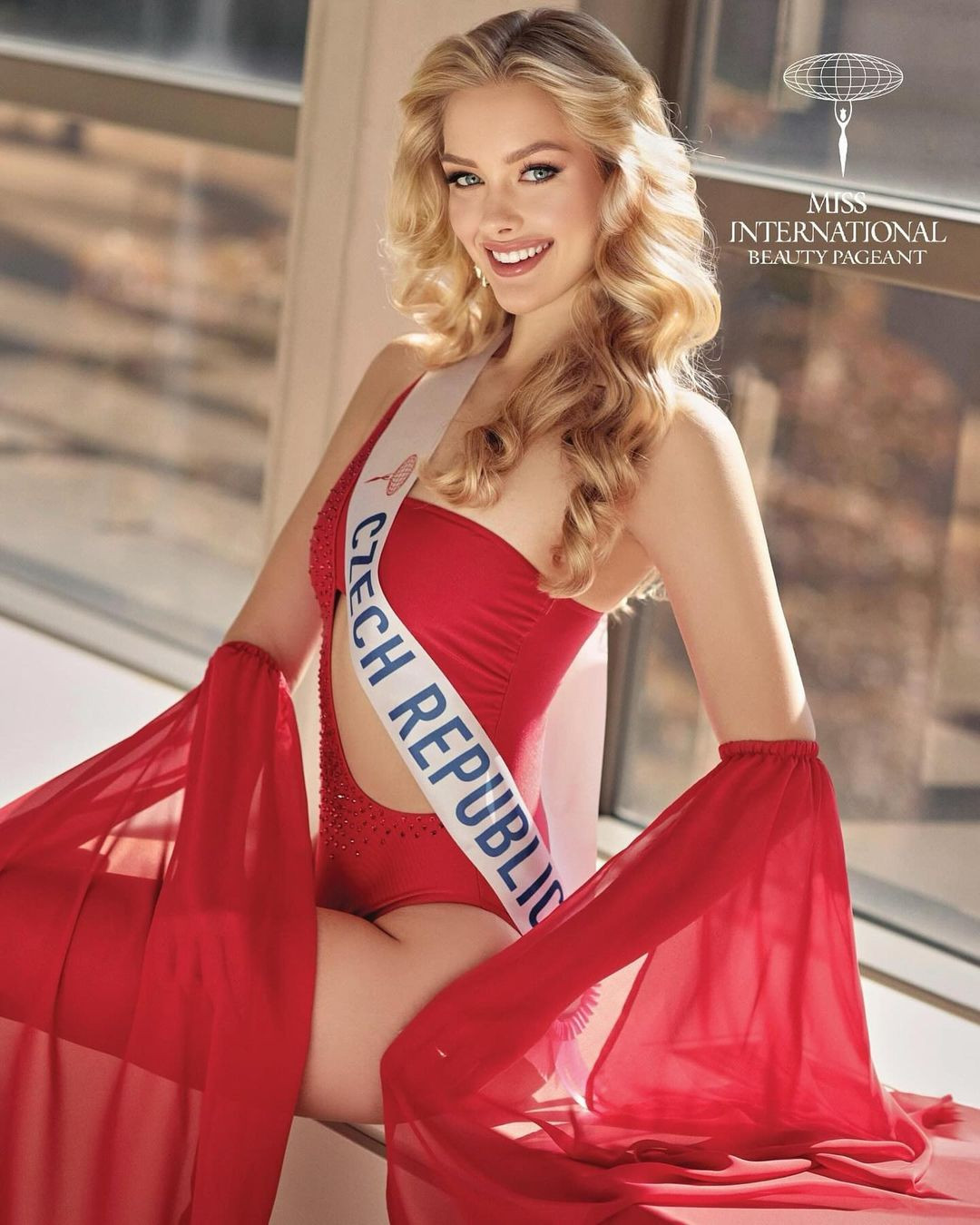 Đại diện Cộng hòa Czech là ứng viên nổi bật của châu Âu. Cô có vẻ đẹp ngọt ngào, nụ cười rạng rỡ đúng tiêu chí của Hoa hậu Quốc tế. Alina Dementjeva được dự đoán giành thành tích cao trong chung kết. Cô năm nay 23 tuổi, cao 1,78 m. Dementjeva có bằng cử nhân ngành Kinh tế và Quản trị Kinh doanh, giao tiếp 5 ngôn ngữ một cách trôi chảy.