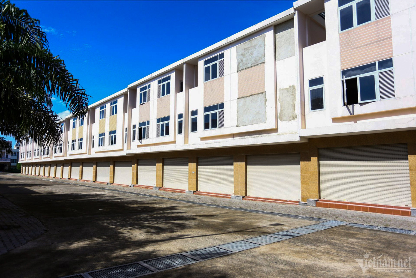 Trong đó, 11 cựu cán bộ của tỉnh phải hầu tòa, gồm: cựu Giám đốc Sở Tài nguyên và Môi trường Lê Viết Hưng, cựu Phó chủ tịch UBND TP Biên Hòa Nguyễn Tấn Long, cựu Giám đốc Trung tâm Phát triển quỹ đất - chi nhánh TP Biên Hòa Nguyễn Tấn Tài, cựu Trưởng phòng Tài nguyên và Môi trường TP Biên Hòa Nguyễn Tấn Vinh và nhiều cựu cán bộ khác là các phó phòng, chuyên viên và cán bộ ở UBND phường Tam Phước...