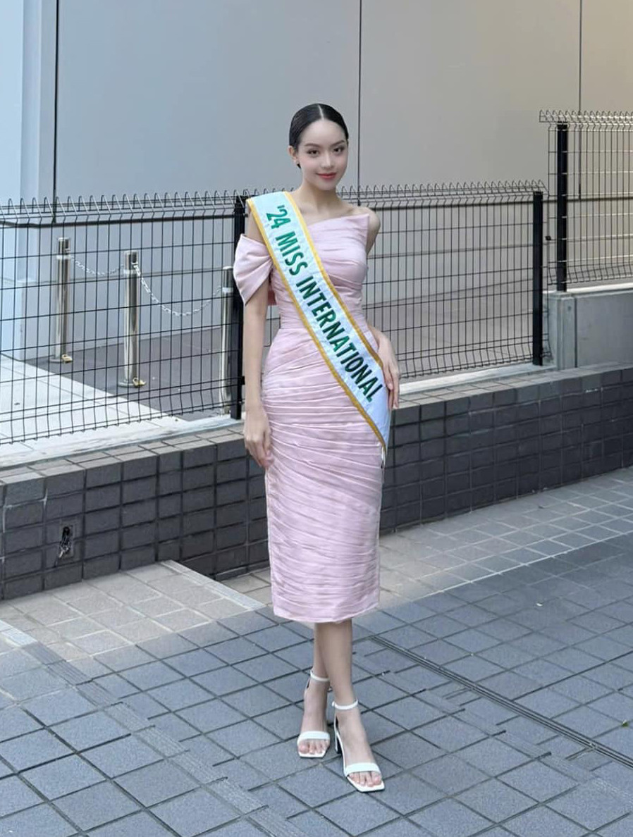 Hoa hậu Quốc tế 2024 Huỳnh Thị Thanh Thủy diện bộ váy trễ vai màu hồng thanh lịch, kín đáo. Cô búi tóc sang trọng, trang điểm nhẹ nhàng.