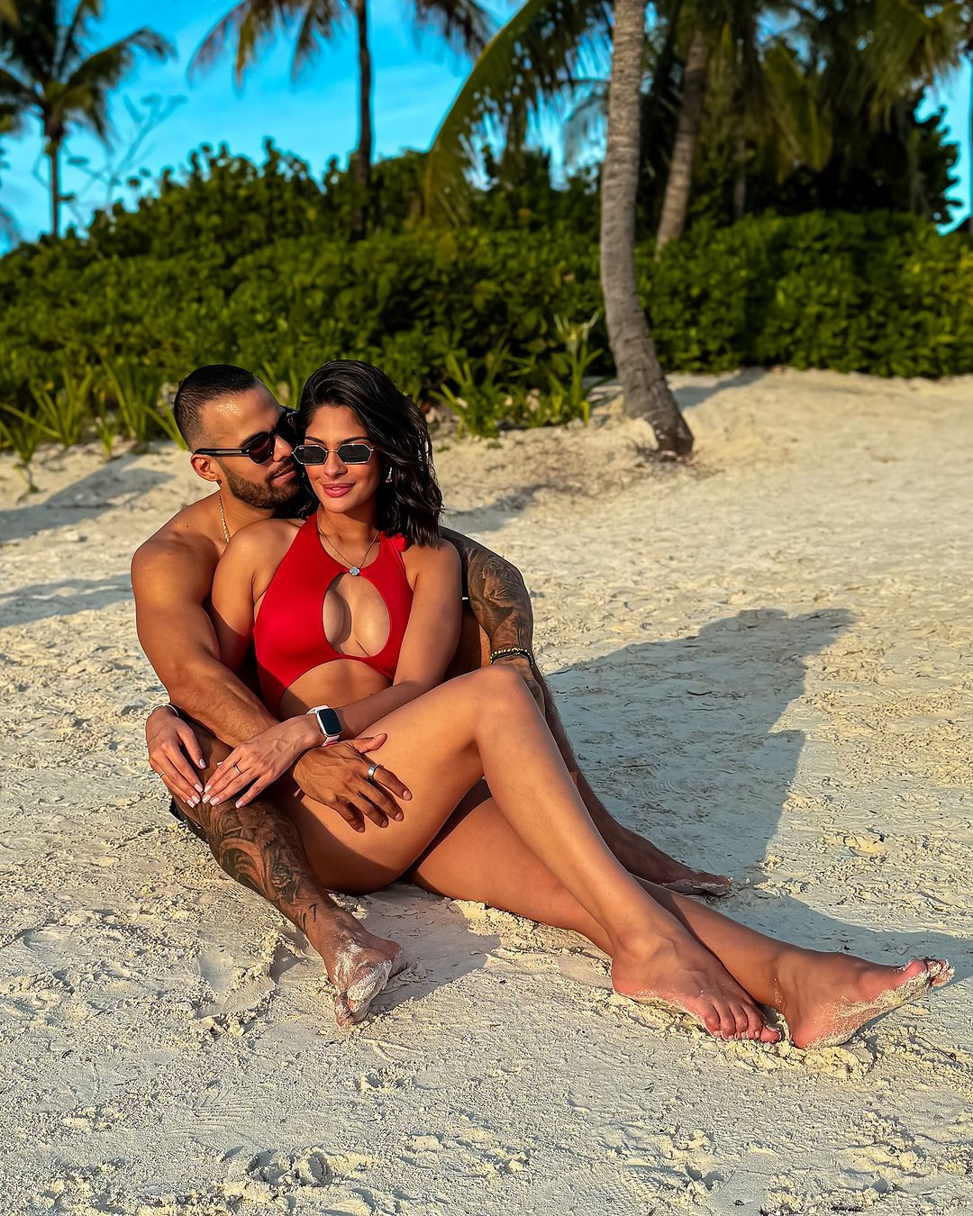 Sau một năm bận rộn, Sheynnis tích cực chia sẻ các thông tin về cuộc sống cá nhân trong những ngày cuối nhiệm kỳ. Cô công khai bạn trai cầu thủ bóng chày Carlos Gomez. Cặp đôi đăng ảnh tình tứ trên mạng xã hội, thu hút sự chú ý của khán giả. Sheynnis Palacios diện bikini màu đỏ cut-out, khoe vóc dáng nóng bỏng. Cô và bạn trai ôm nhau tình tứ trước ống kính máy ảnh. "Nếu thế giới này kết thúc, tôi vẫn muốn ở bên cạnh em", Carlos Gomez viết.