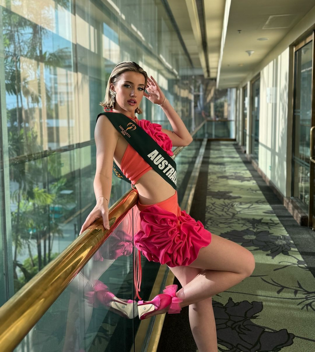 Jessica năm nay 21 tuổi, là nhà hoạt động vì môi trường, đồng thời là sinh viên ngành Báo chí, Sáng tác và Xuất bản tại Đại học Sunshine Coast.