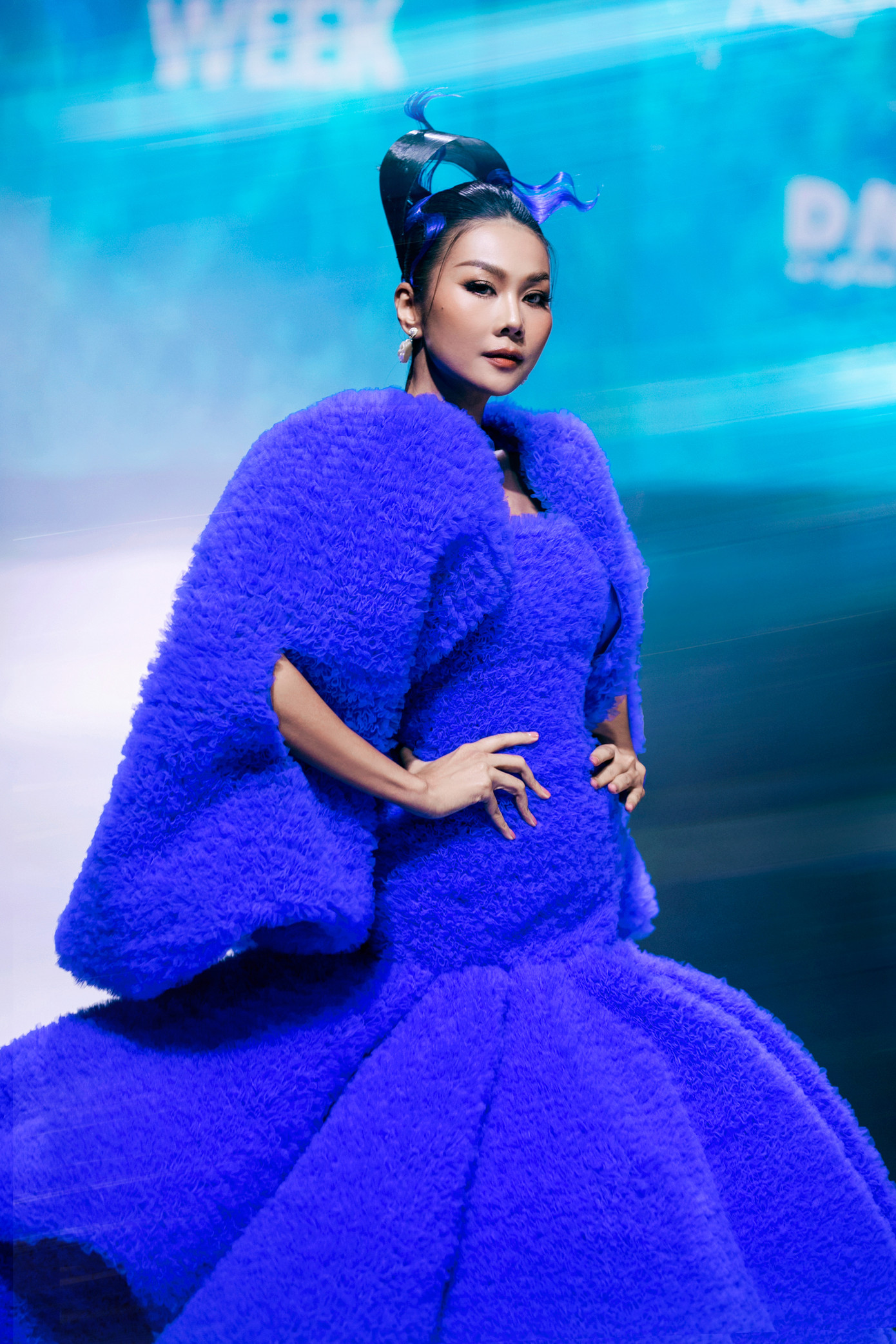 Siêu mẫu Thanh Hằng đảm nhận vai trò vedette cho bộ sưu tập của nhà thiết kế Đỗ Mạnh Cường. Cô diện chiếc váy có kích thước lớn, phần đuôi váy dài, làm từ hơn 200 mét vải. Trang phục tương đối nặng nhưng Thanh Hằng vẫn có những sải bước uyển chuyển, đầy năng lượng.