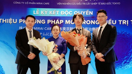 Ông Nguyễn Quốc Khánh Chủ tịch tập đoàn Belief Holdings và Ông Ông Nguyễn Việt Tiến Tổng Giám Đốc CTCP Mirai Care trao tặng hoa cho các bác sĩ. Ông Nguyễn Quốc Khánh Chủ tịch tập đoàn Belief Holdings và Ông Ông Nguyễn Việt Tiến Tổng Giám Đốc CTCP Mirai Care trao tặng hoa cho các bác sĩ.