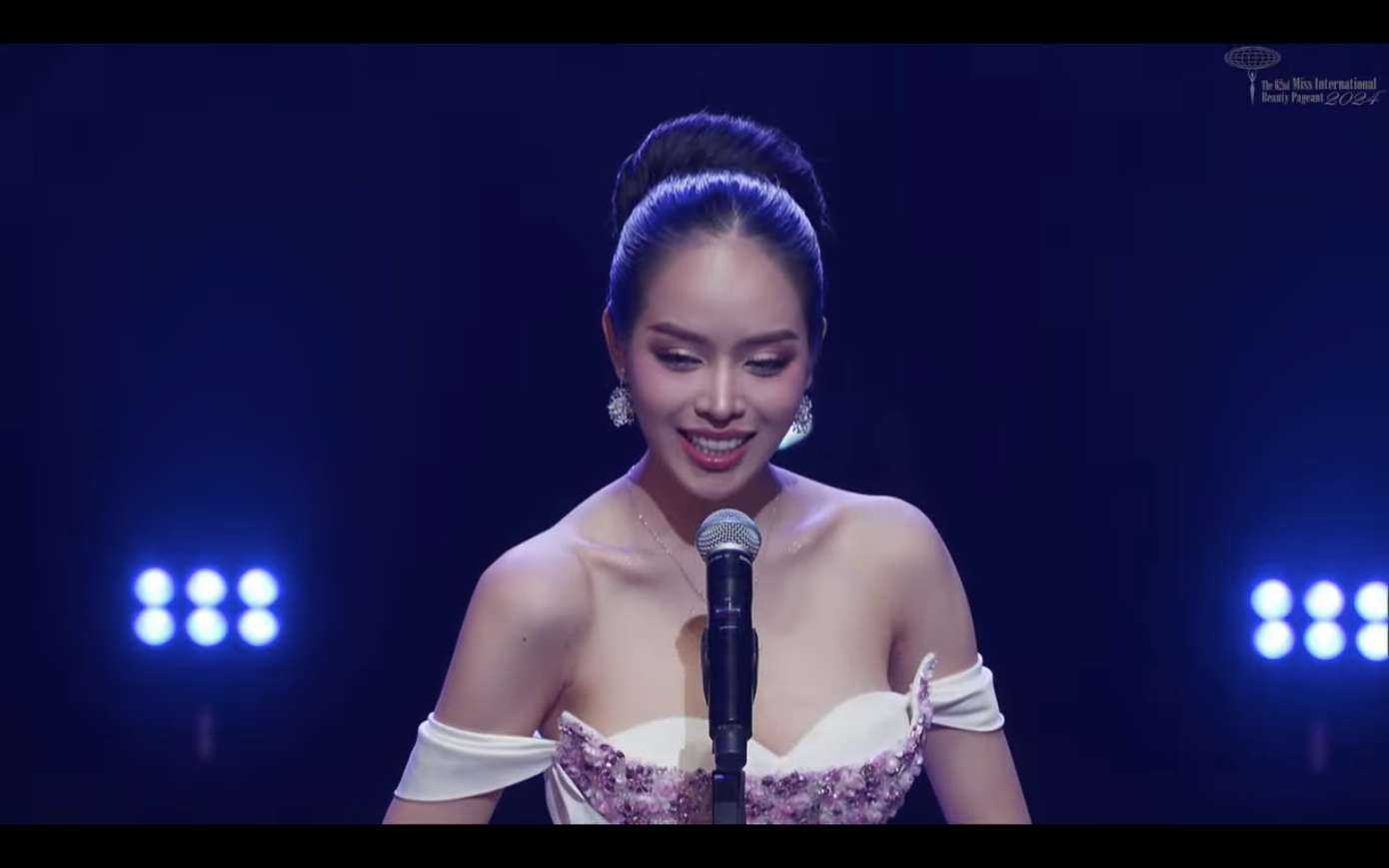 Thanh Thủy trả lời: &quot;Theo tôi, đại dịch COVID-19 đã mang đến sự chuyển mình mạnh mẽ cho hệ thống giáo dục toàn cầu. Vì đại dịch, chúng ta buộc phải ở nhà và học tập qua màn hình trực tuyến - một sự thay đổi chưa từng có. Đây chính là sự thay đổi của Ed-Tech (giáo dục và công nghệ). Tôi hy vọng rằng qua những thách thức này, các em học sinh có thêm nhiều cơ hội để khám phá và phát triển bản thân. Tôi cũng mong mọi người sẽ được tiếp cận với một nền giáo dục chất lượng cao. Điều này phù hợp với mục tiêu Phát triển bền vững số 4 của Liên Hợp Quốc về chất lượng giáo dục”. Kết thúc phần trả lời, Thanh Thủy cảm ơn bằng ba ngôn ngữ: tiếng Anh, tiếng Nhật và tiếng Việt.