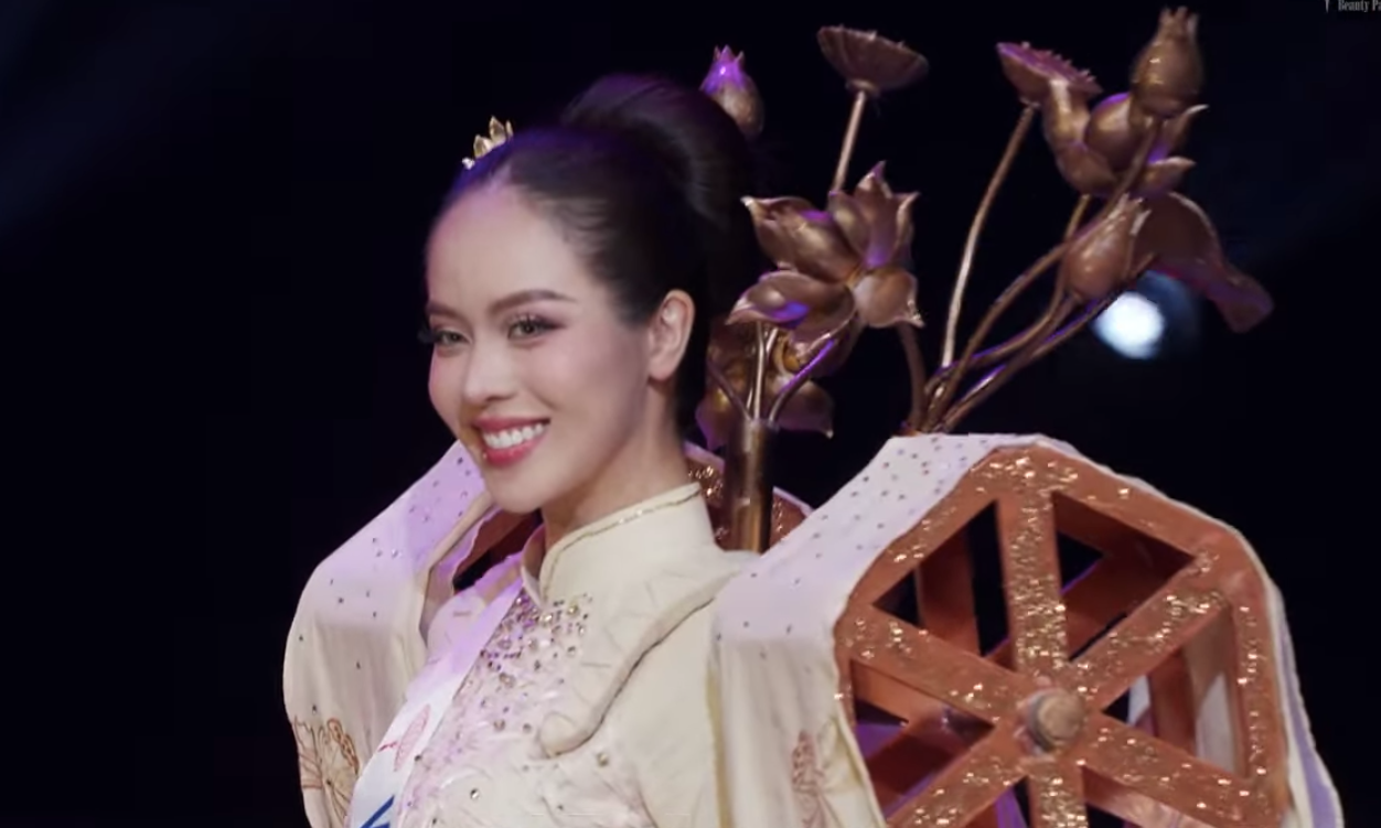 16h chiều 12/11 theo giờ Việt Nam, Thanh Thủy và 70 thí sinh bước vào đêm chung kết Hoa hậu Quốc tế 2024 ở Nhật Bản. Mở màn, thí sinh trình diễn trang phục dân tộc. Thanh Thủy trình diễn bộ trang phục truyền thống mang tên Lụa nàng Sen. Bộ trang phục gồm phần chính là chiếc áo dài làm từ lụa, được dệt từ những sợi tơ lấy từ thân cây sen. Điểm nhấn ấn tượng của thiết kế là mô phỏng khung cửi dệt vải thủ công gắn phía sau lưng, mang theo hình ảnh của nghề dệt truyền thống.