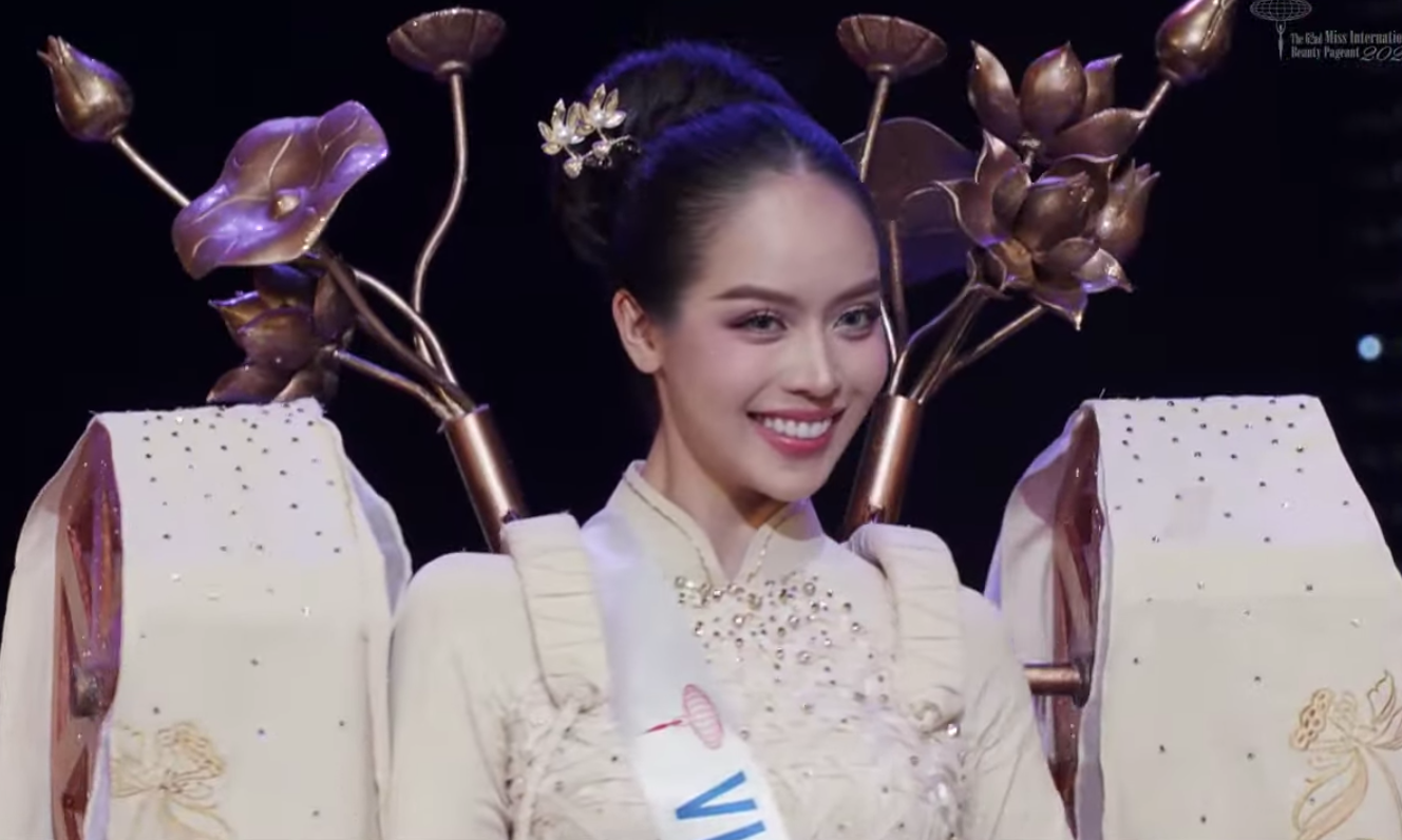 16h chiều 12/11 theo giờ Việt Nam, Thanh Thủy và 70 thí sinh bước vào đêm chung kết Hoa hậu Quốc tế 2024 ở Nhật Bản. Mở màn, thí sinh trình diễn trang phục dân tộc. Thanh Thủy trình diễn bộ trang phục truyền thống mang tên Lụa nàng Sen. Bộ trang phục gồm phần chính là chiếc áo dài làm từ lụa, được dệt từ những sợi tơ lấy từ thân cây sen. Điểm nhấn ấn tượng của thiết kế là mô phỏng khung cửi dệt vải thủ công gắn phía sau lưng, mang theo hình ảnh của nghề dệt truyền thống.