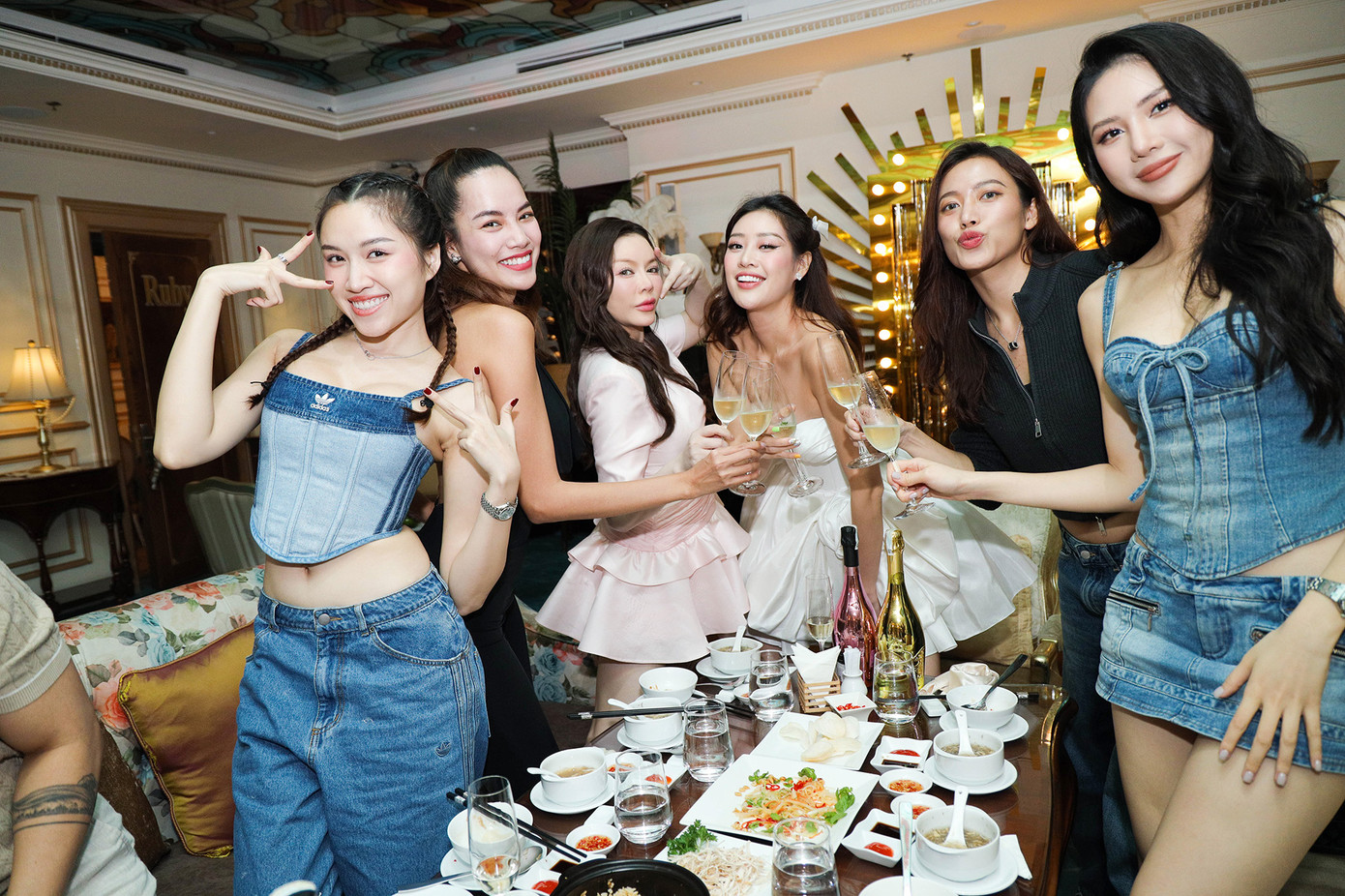 Buổi tiệc độc thân của Khánh Vân có sự góp mặt của những người đẹp nổi tiếng trong showbiz như Hoa hậu Lê Hoàng Phương, Bùi Quỳnh Hoa, MC Thanh Thanh Huyền, người mẫu Minh Tú...