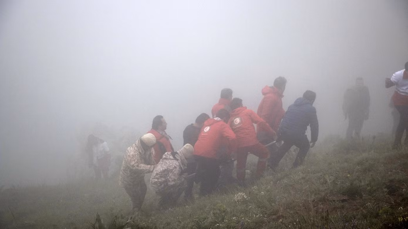 IRNA cho biết ông Raisi đang trở về sau chuyến thăm vùng biên giới Iran - Azerbaijan để dự lễ khánh thành một con đập với Tổng thống Azerbaijan Ilham Aliyev. IRNA cho biết ông Raisi đang trở về sau chuyến thăm vùng biên giới Iran - Azerbaijan để dự lễ khánh thành một con đập với Tổng thống Azerbaijan Ilham Aliyev.